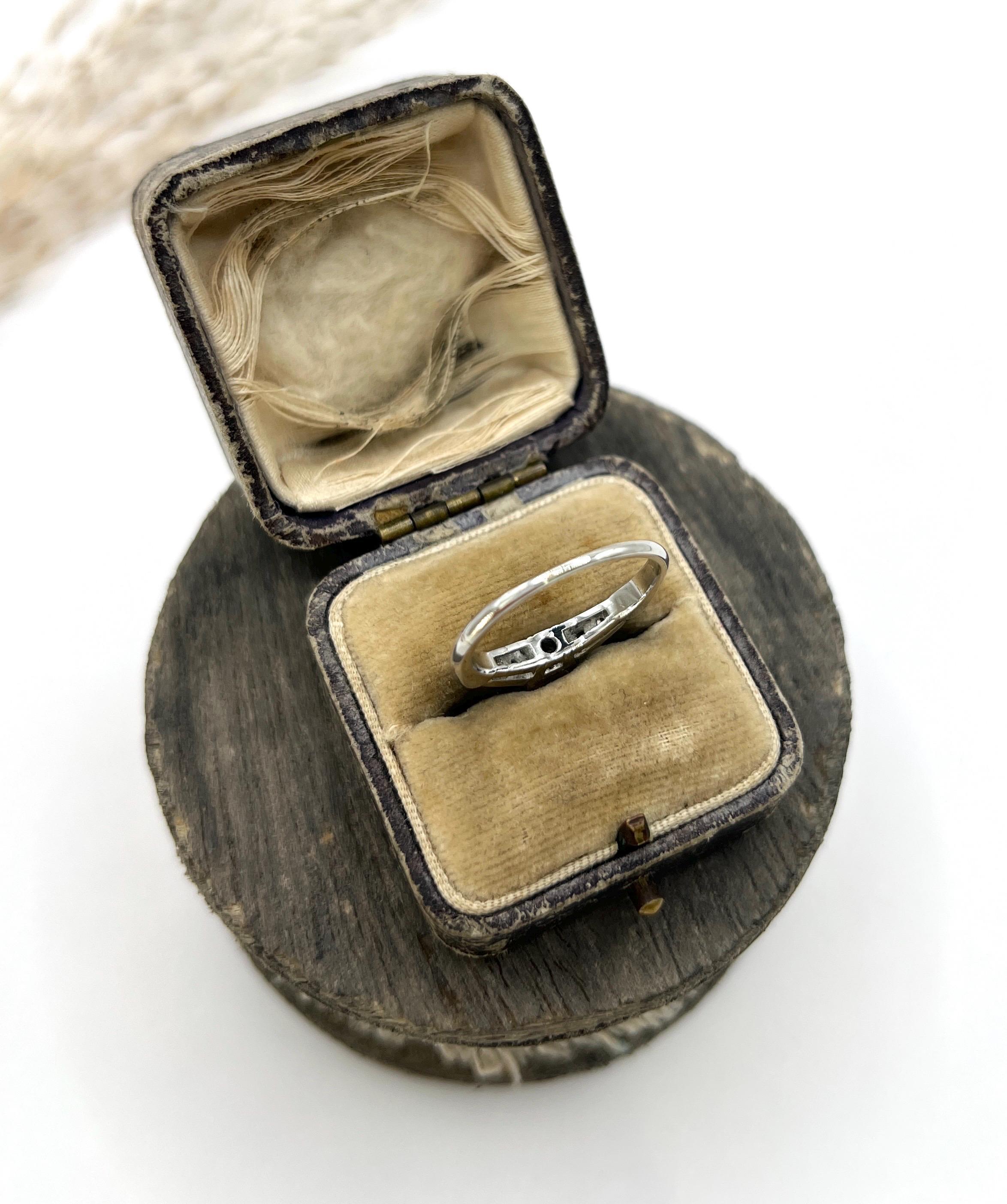 Anello di fidanzamento vintage in platino, anni '40, da 0,45 carati totali con diamante a pietra singola in vendita 3