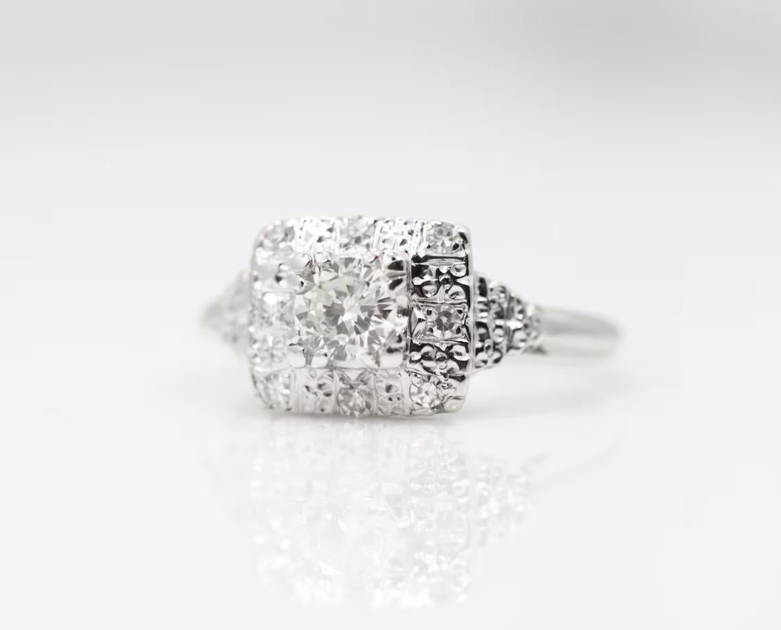 Beschreibung des Artikels:

Hier haben wir einen absolut königlich aussehenden Verlobungsring. Der Diamant in der Mitte ist ultraweiß und sauber, mit einem Übergangsdiamanten im alten Schliff. Das Design dieses Rings lässt den Mittelstein aussehen,