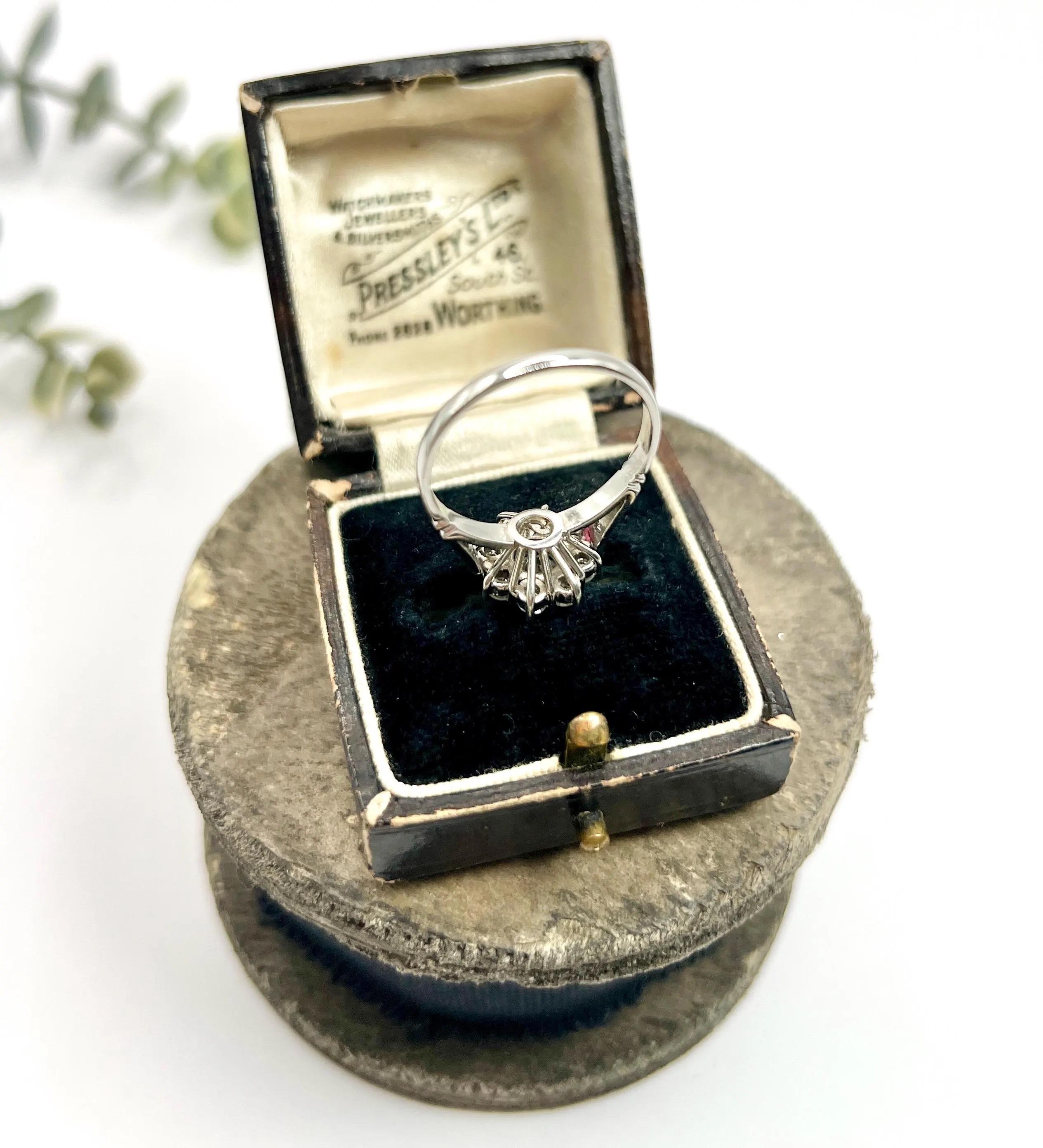 Vintage Platinum, 1980s 1.35 Carat Diamond Daisy Cluster Ring For Sale 6