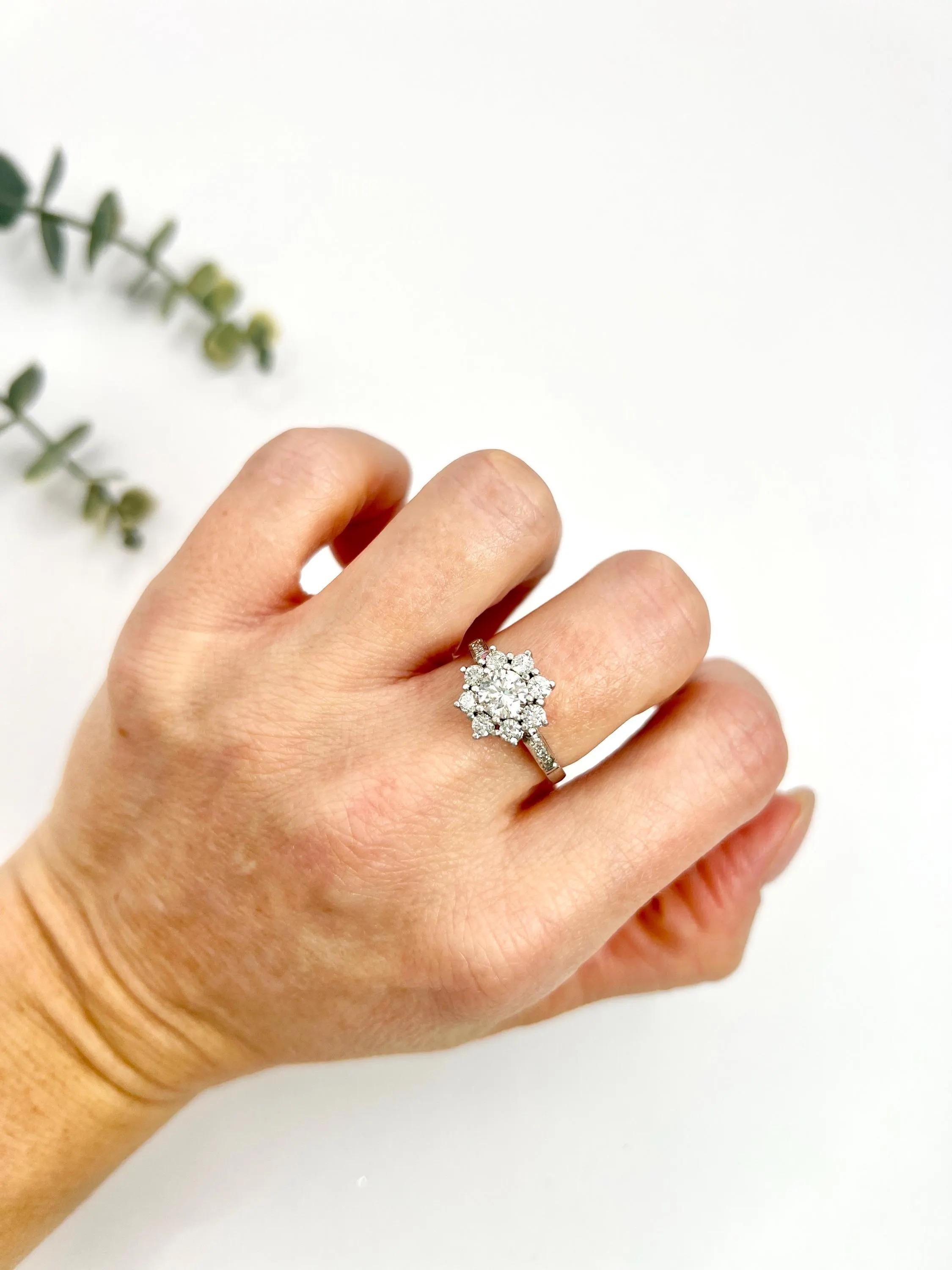 Brilliant Cut Vintage Platinum, 1980s 1.35 Carat Diamond Daisy Cluster Ring For Sale