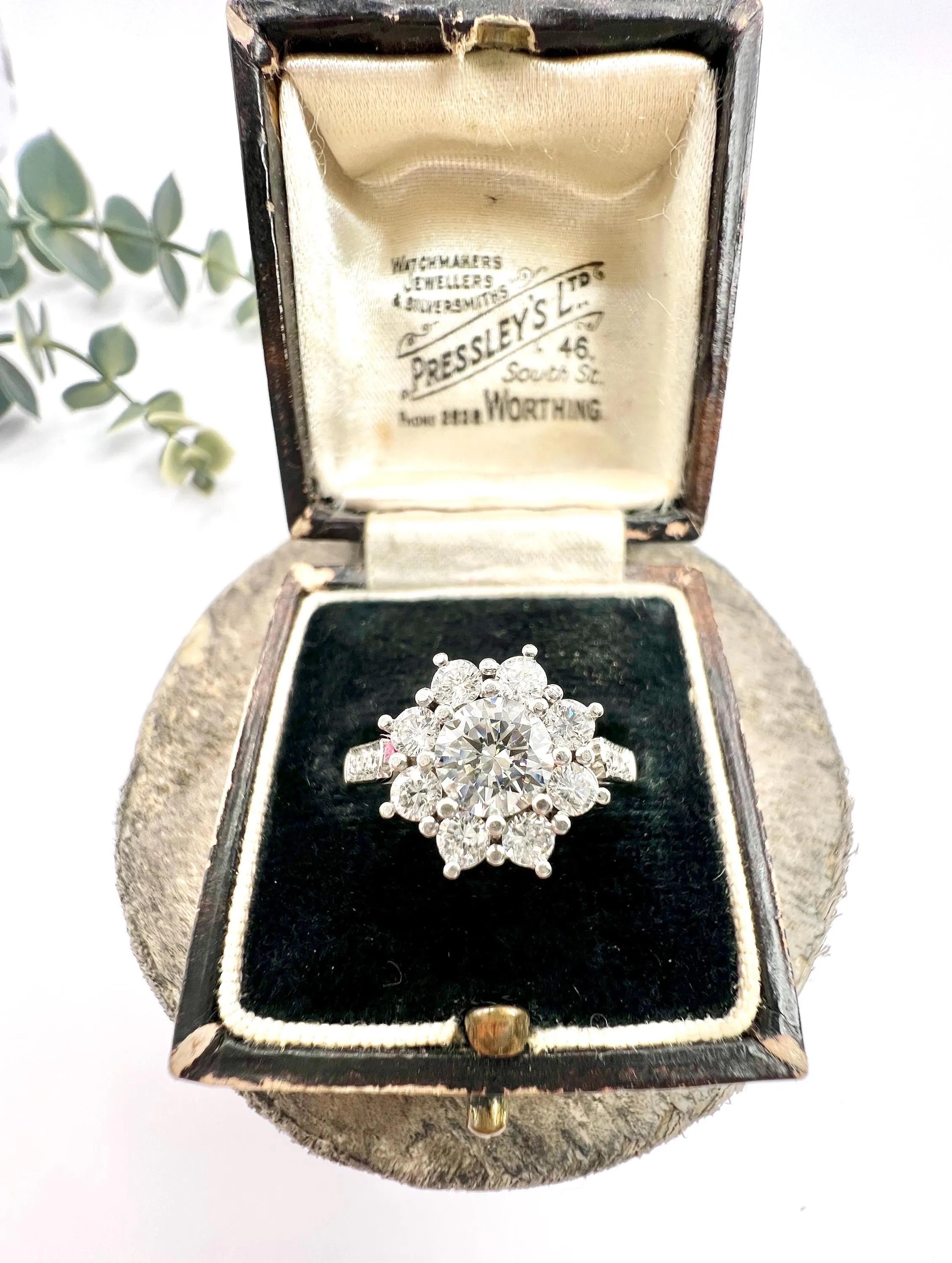 Women's or Men's Vintage Platinum, 1980s 1.35 Carat Diamond Daisy Cluster Ring For Sale