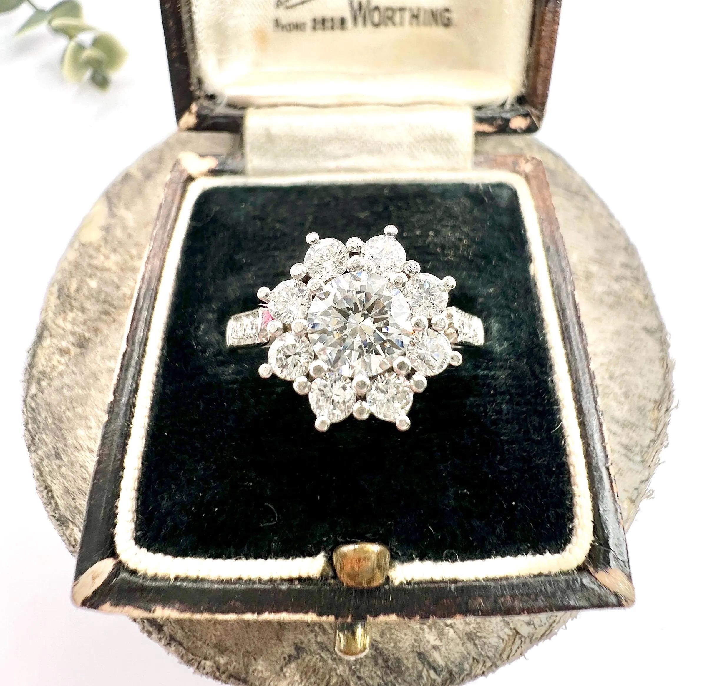 Vintage Platinum, 1980s 1.35 Carat Diamond Daisy Cluster Ring For Sale 1