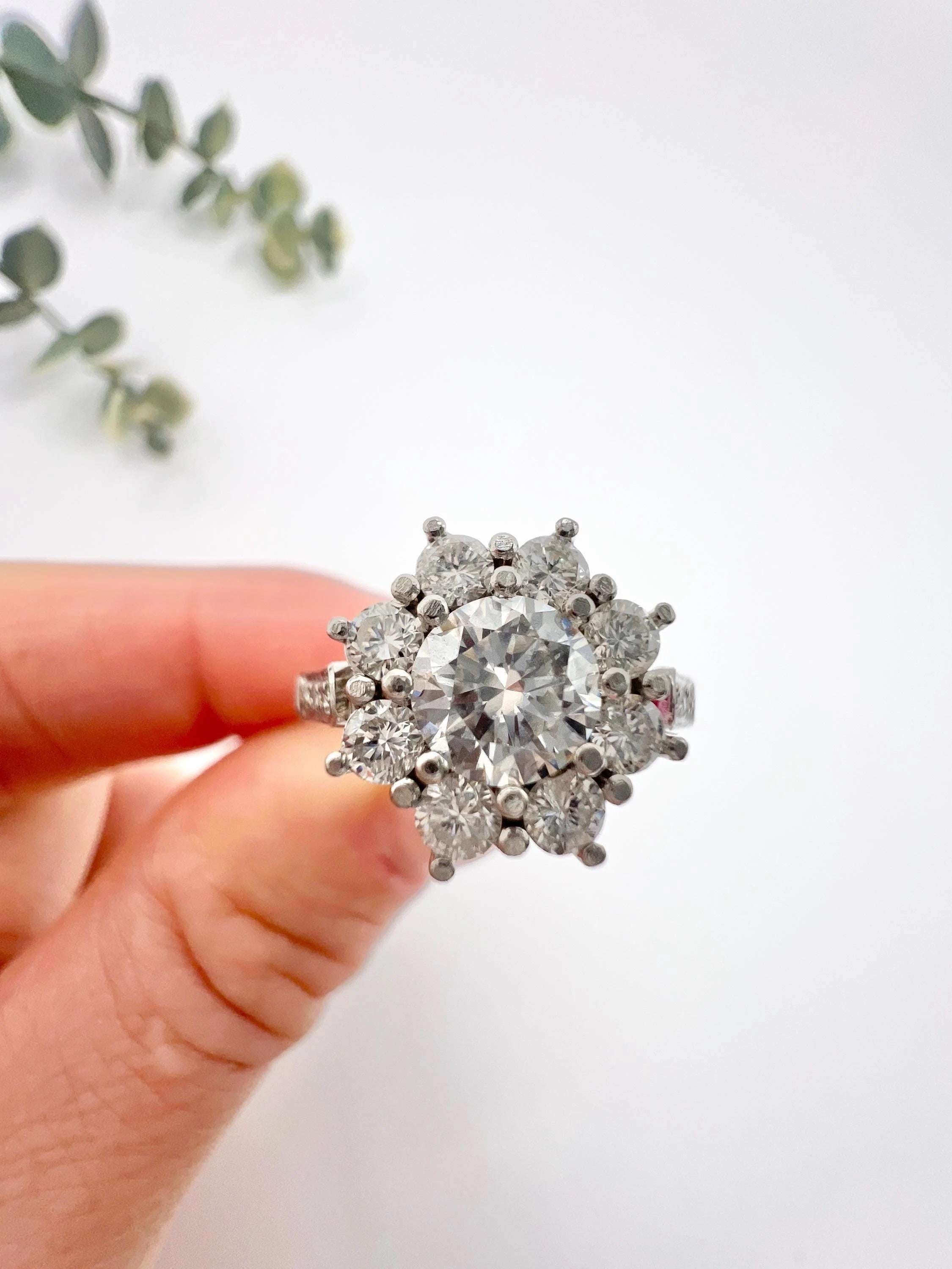Vintage Platinum, 1980s 1.35 Carat Diamond Daisy Cluster Ring For Sale 2