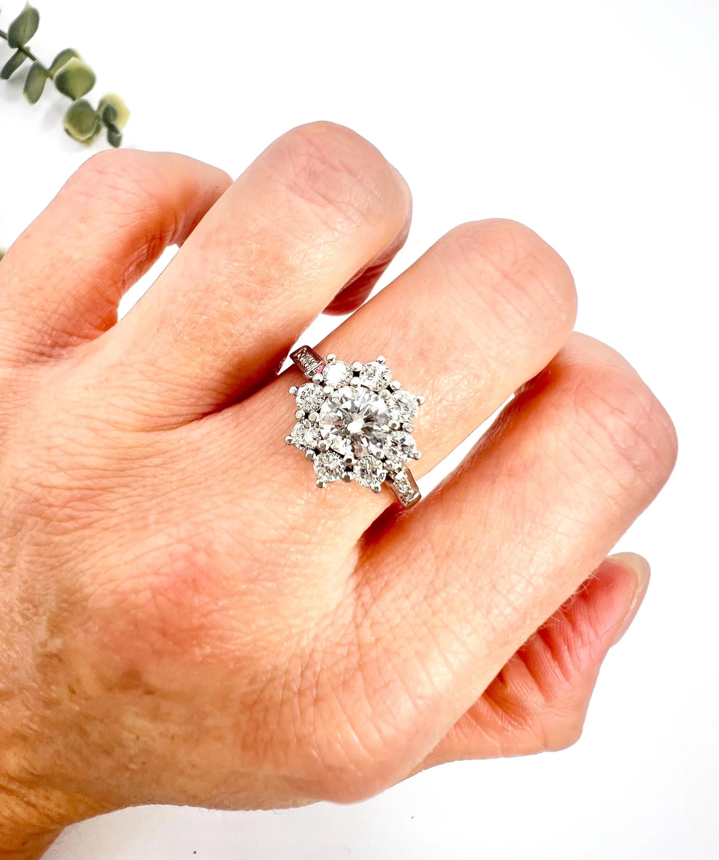 Vintage Platinum, 1980s 1.35 Carat Diamond Daisy Cluster Ring For Sale 4
