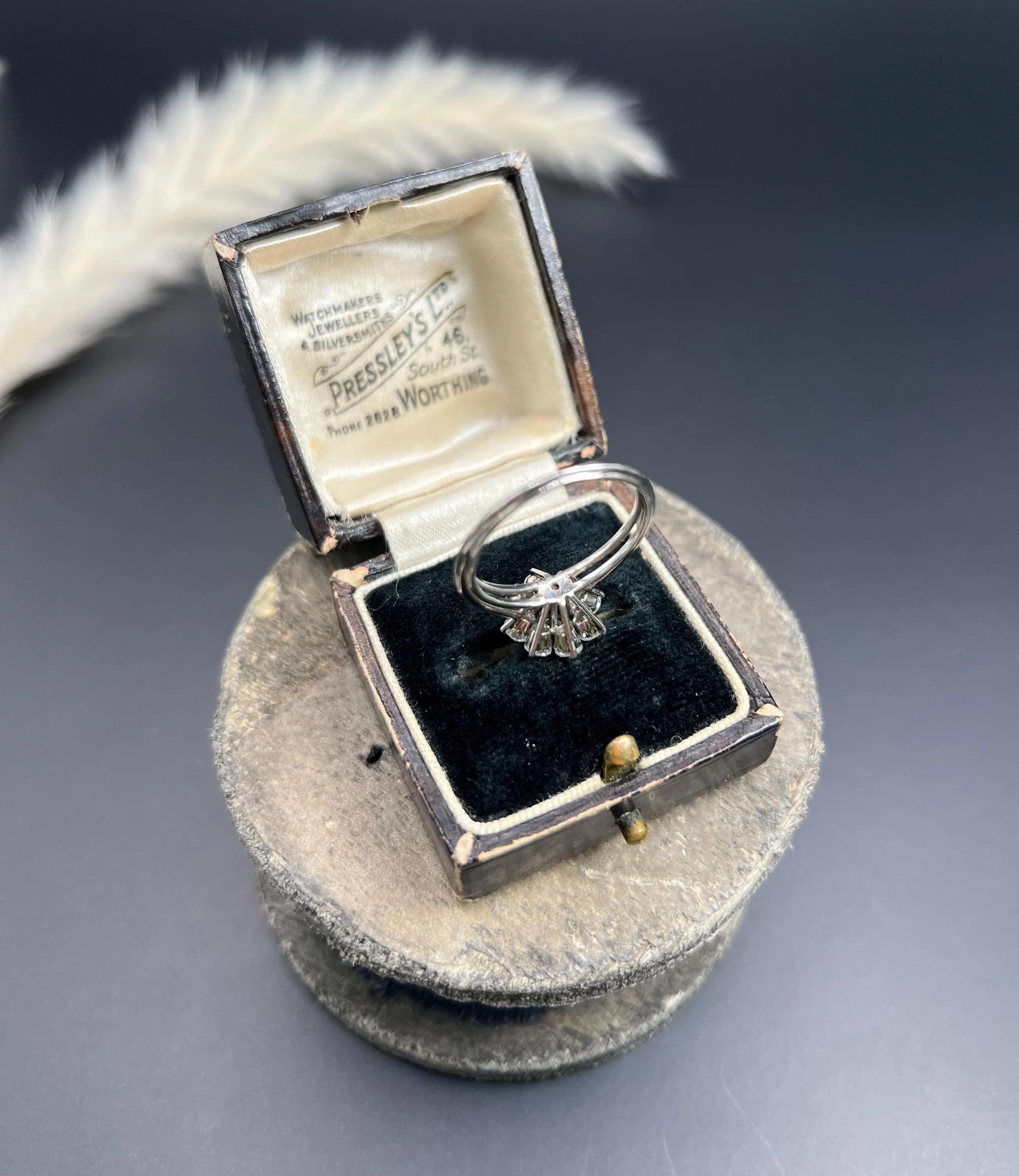 Vintage Platinum, 1980s 1.50ct Diamond Daisy Cluster Ring, Vintage Engagement Ri For Sale 1