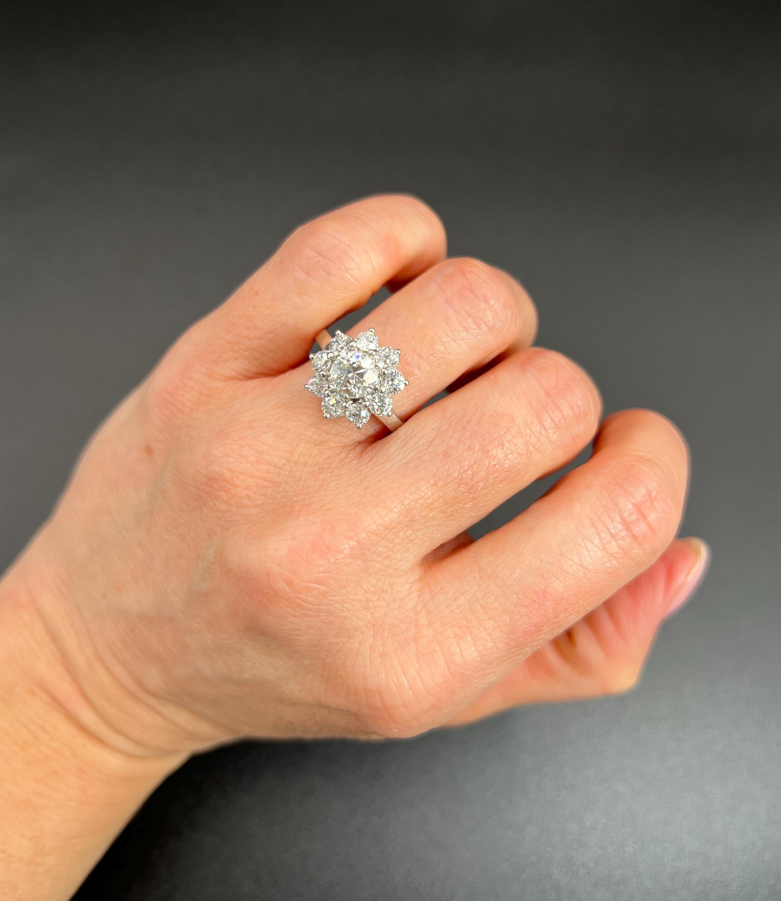 Vintage Diamant Gänseblümchen Ring 

Platin

Circa 1980er Jahre

Entdecken Sie die Eleganz der Vergangenheit mit diesem exquisiten Vintage-Ring aus Platin aus den 1980er Jahren. Dieses atemberaubende Schmuckstück hat einen geschätzten Mittelstein