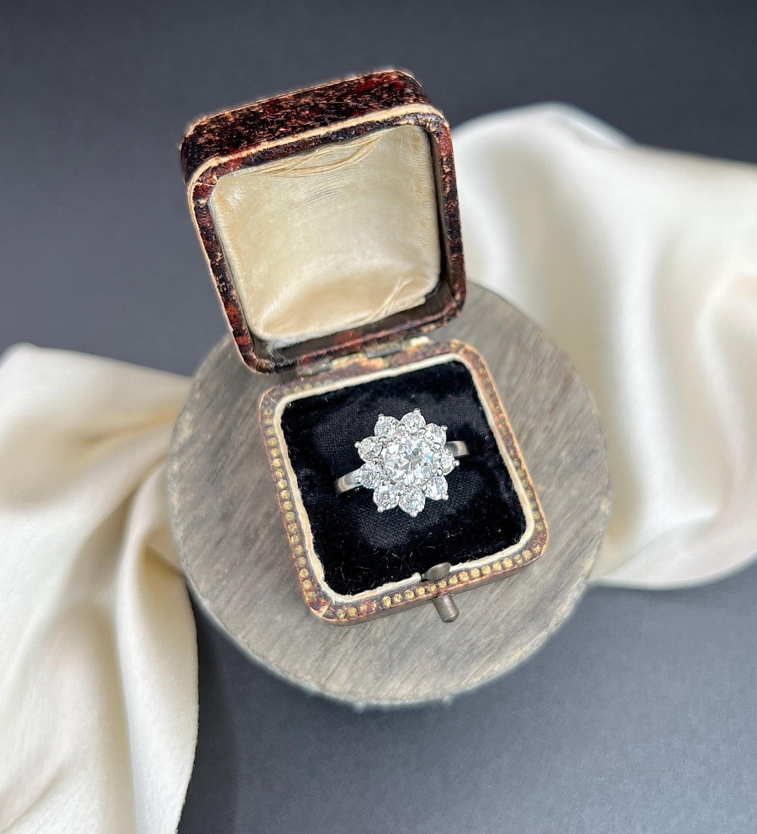 Gänseblümchen-Cluster-Ring aus Platin, 1980er Jahre, 2,20 Karat Diamant (Brillantschliff) im Angebot