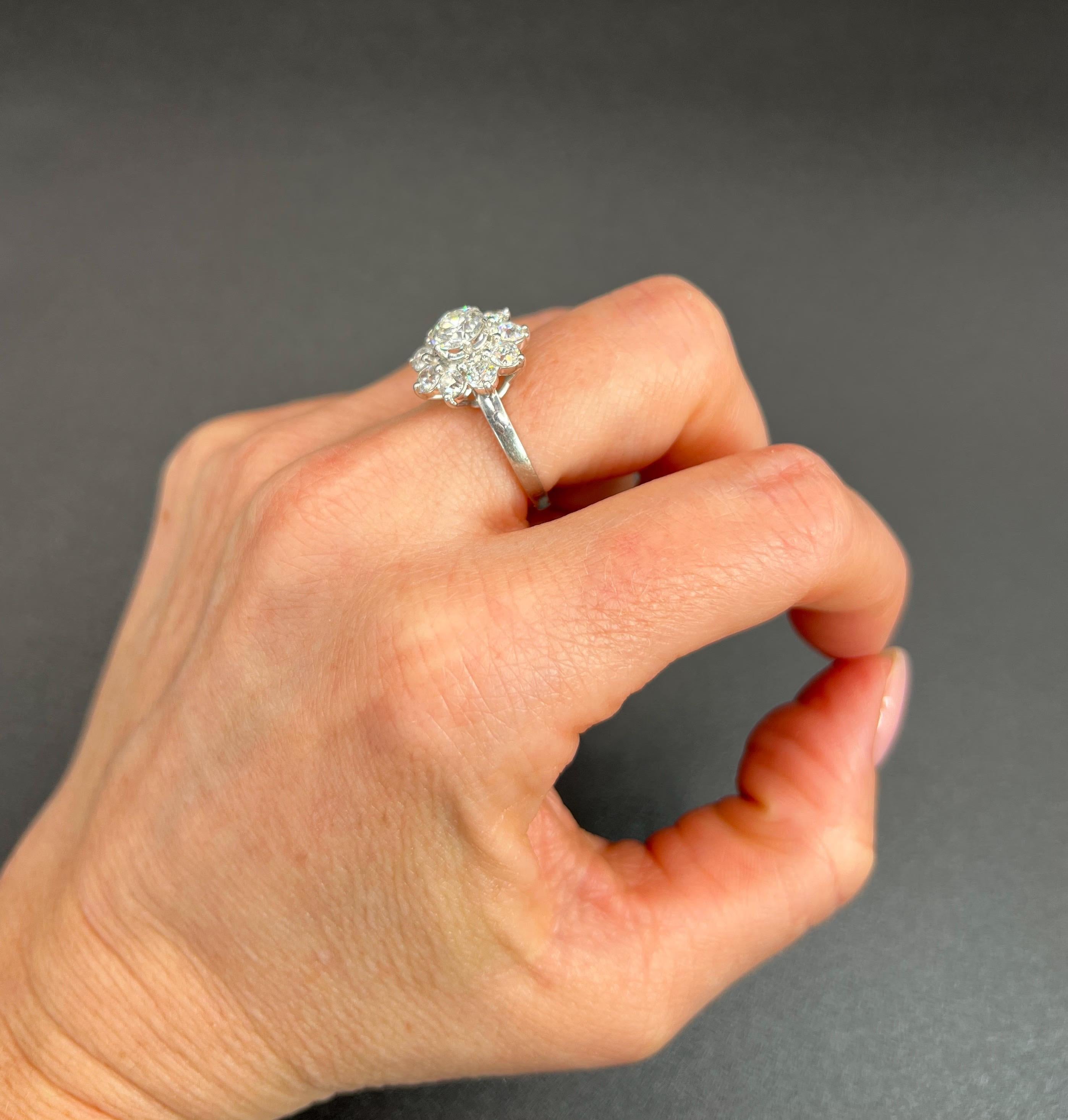 Gänseblümchen-Cluster-Ring aus Platin, 1980er Jahre, 2,20 Karat Diamant für Damen oder Herren im Angebot