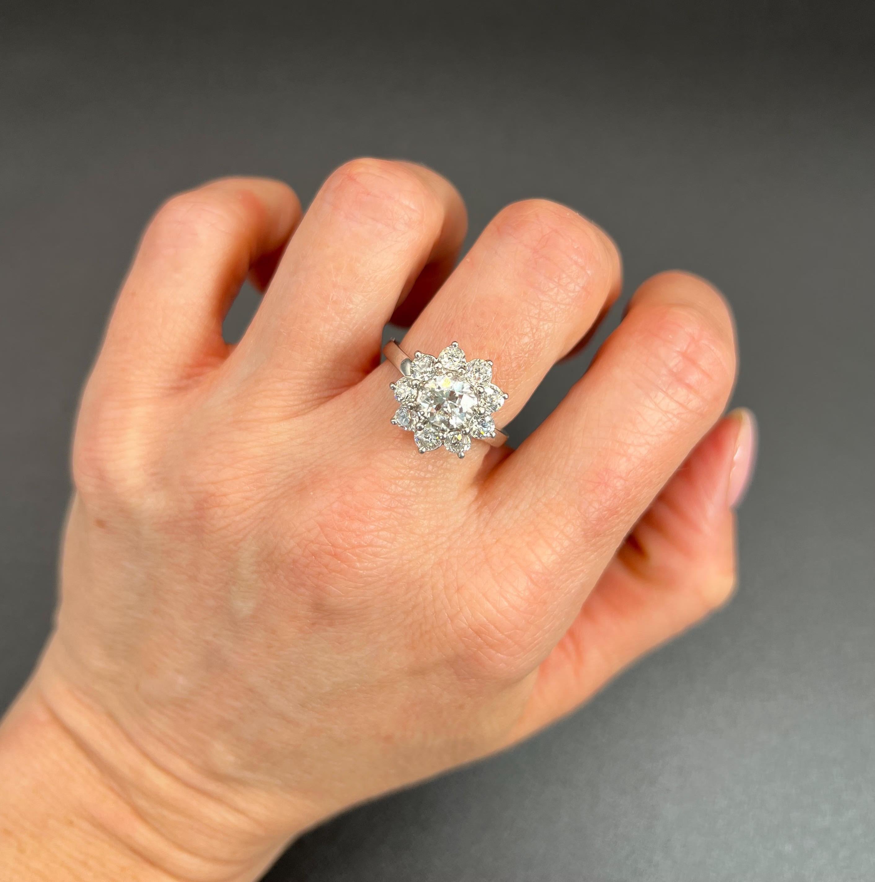 Gänseblümchen-Cluster-Ring aus Platin, 1980er Jahre, 2,20 Karat Diamant im Angebot 4