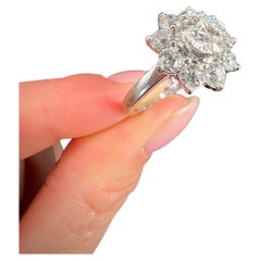 Bague grappe marguerite en platine des années 1980, 2,20 carats de diamants