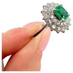 Anillo vintage en racimo de esmeraldas y diamantes talla brillante en platino de los años 80