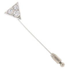 Vieille broche triangulaire vintage en platine avec diamants pavés brillants de 1 carat et trillions détaillés