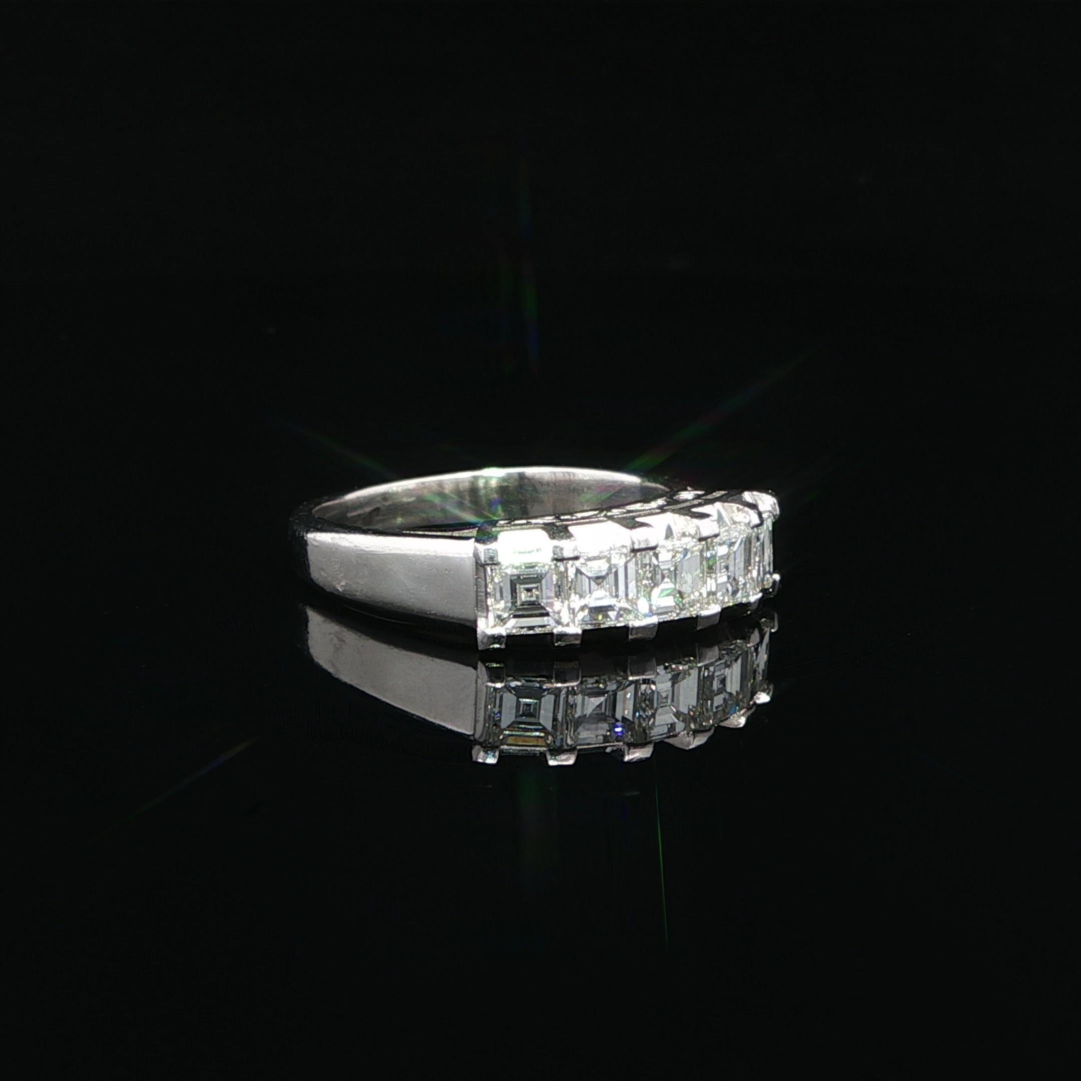 Anello vintage in platino da 1 ctw Carré Square Step Illusion Set con 5 pietre di diamante A. Stone in vendita 6