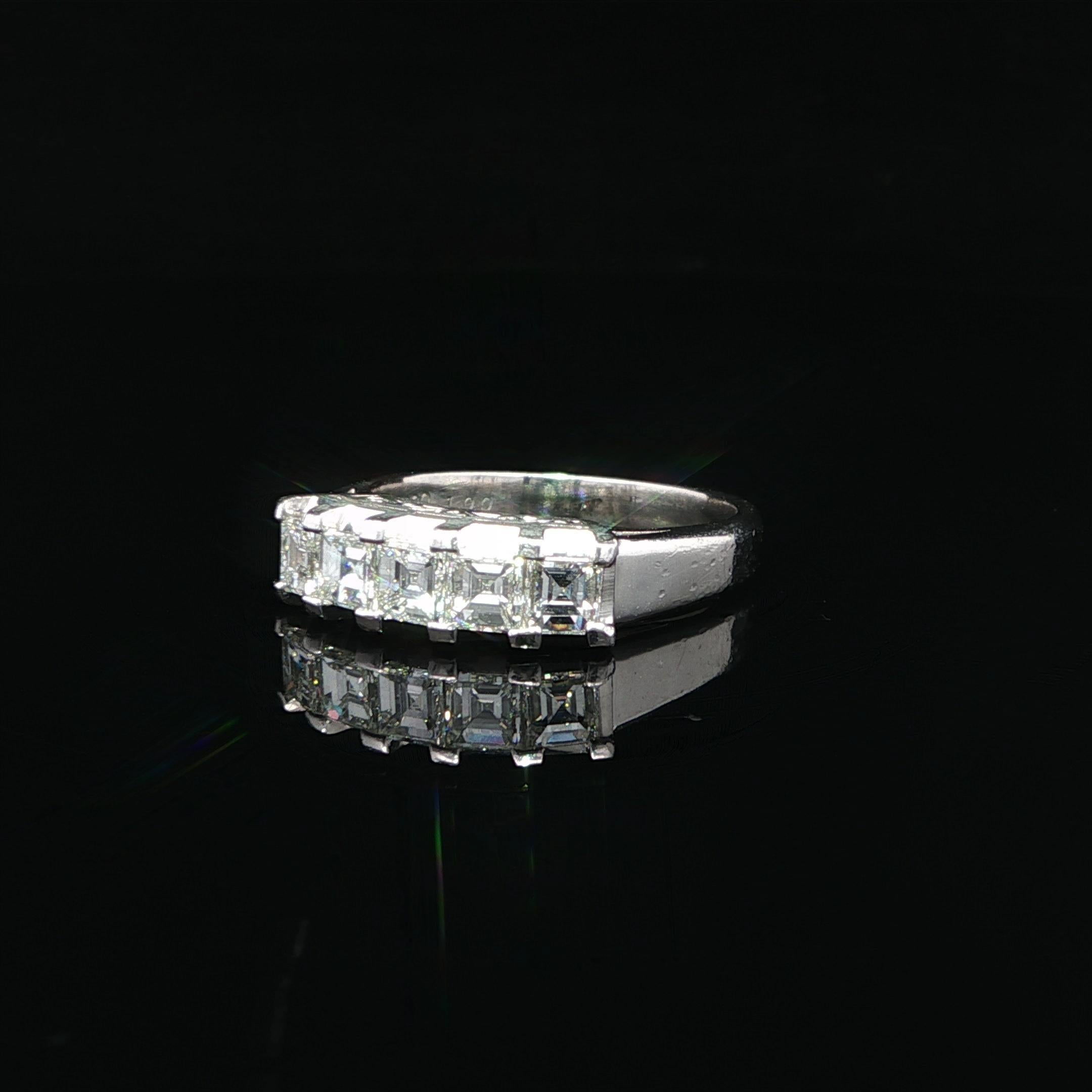 Anello vintage in platino da 1 ctw Carré Square Step Illusion Set con 5 pietre di diamante A. Stone in vendita 7