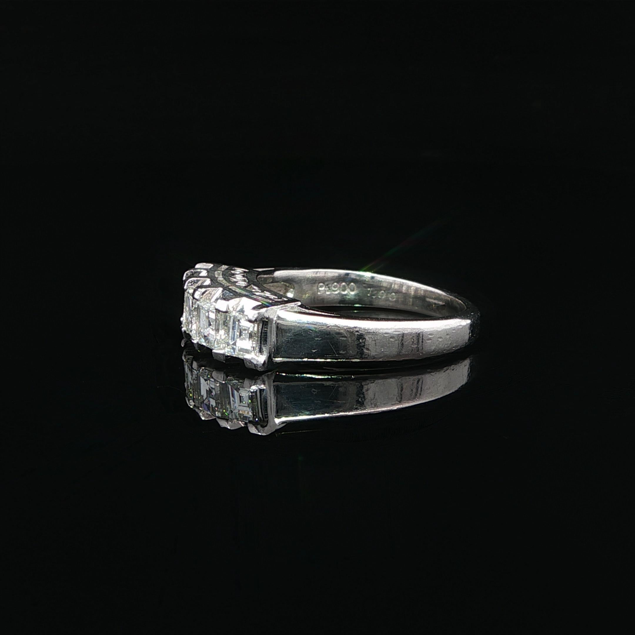 --Pietre: --
(5) Diamanti Nature autentici - taglio quadrato Carré - incastonatura a illusione - purezza VS1/VS2 - colore H. H. - 1,00ctw (esatto)
Peso totale dei carati: 1.00 (esatto)

Materiale: Platino solido .900 (testato) - Test Test900
Peso: