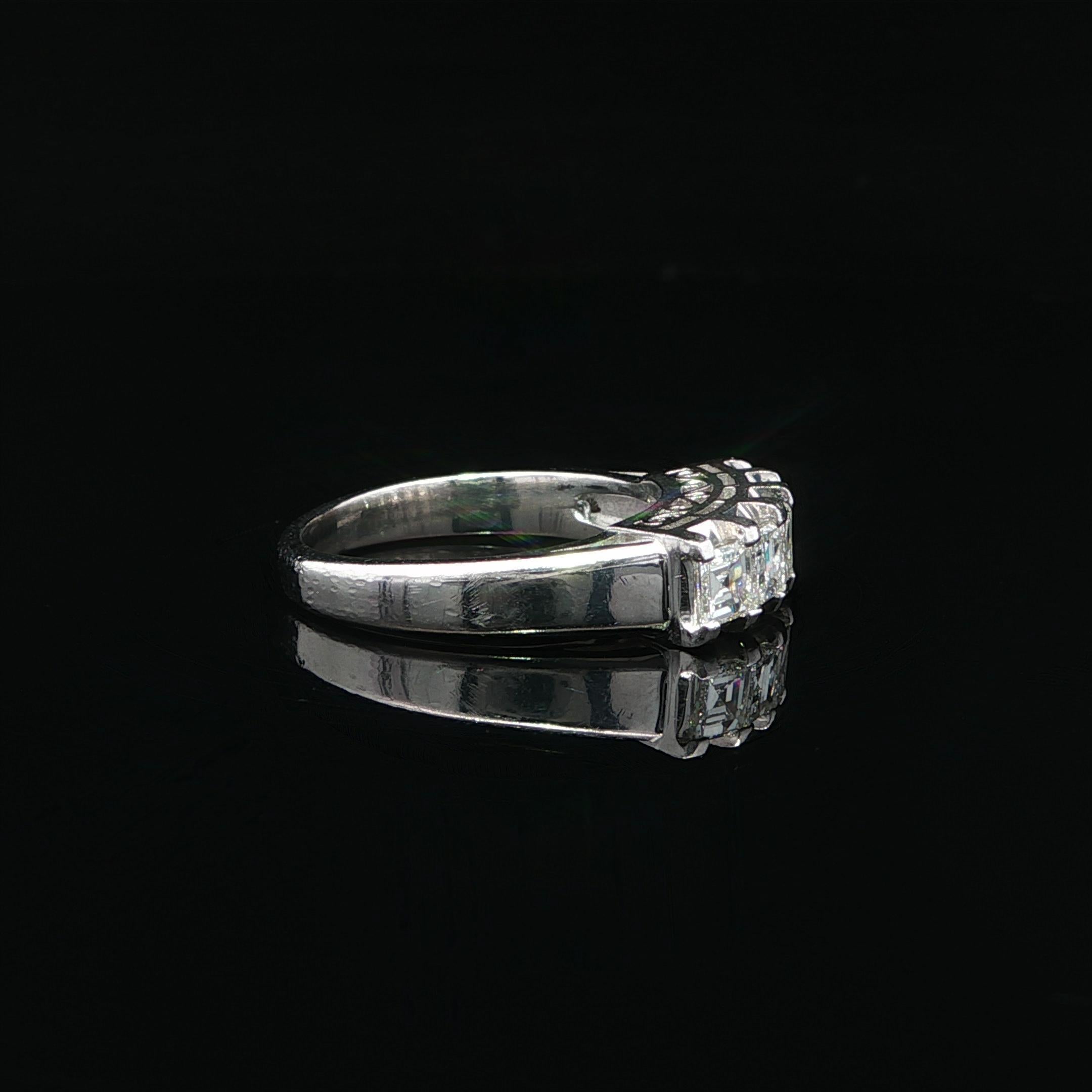 Quadrato Anello vintage in platino da 1 ctw Carré Square Step Illusion Set con 5 pietre di diamante A. Stone in vendita