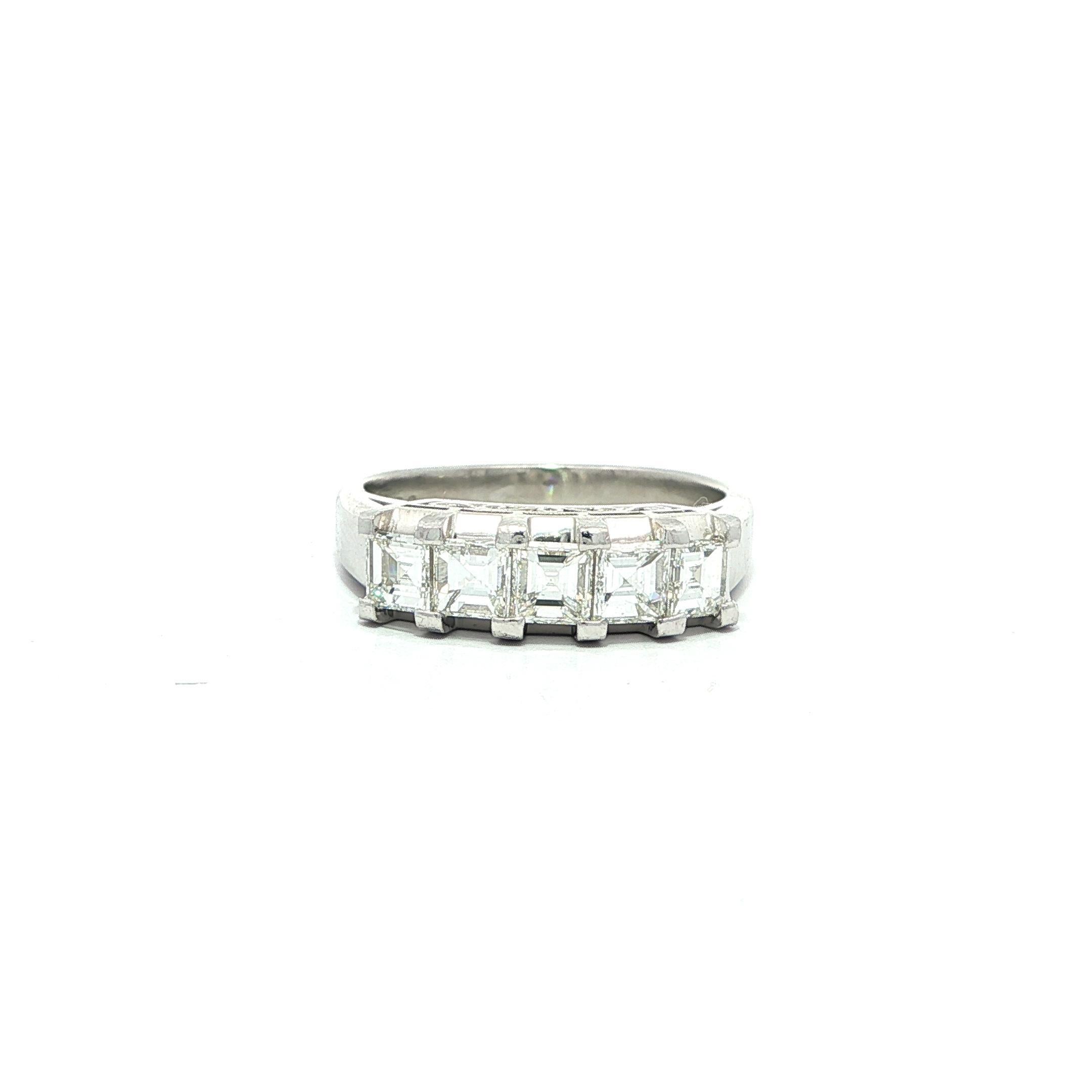 Anello vintage in platino da 1 ctw Carré Square Step Illusion Set con 5 pietre di diamante A. Stone in vendita 1