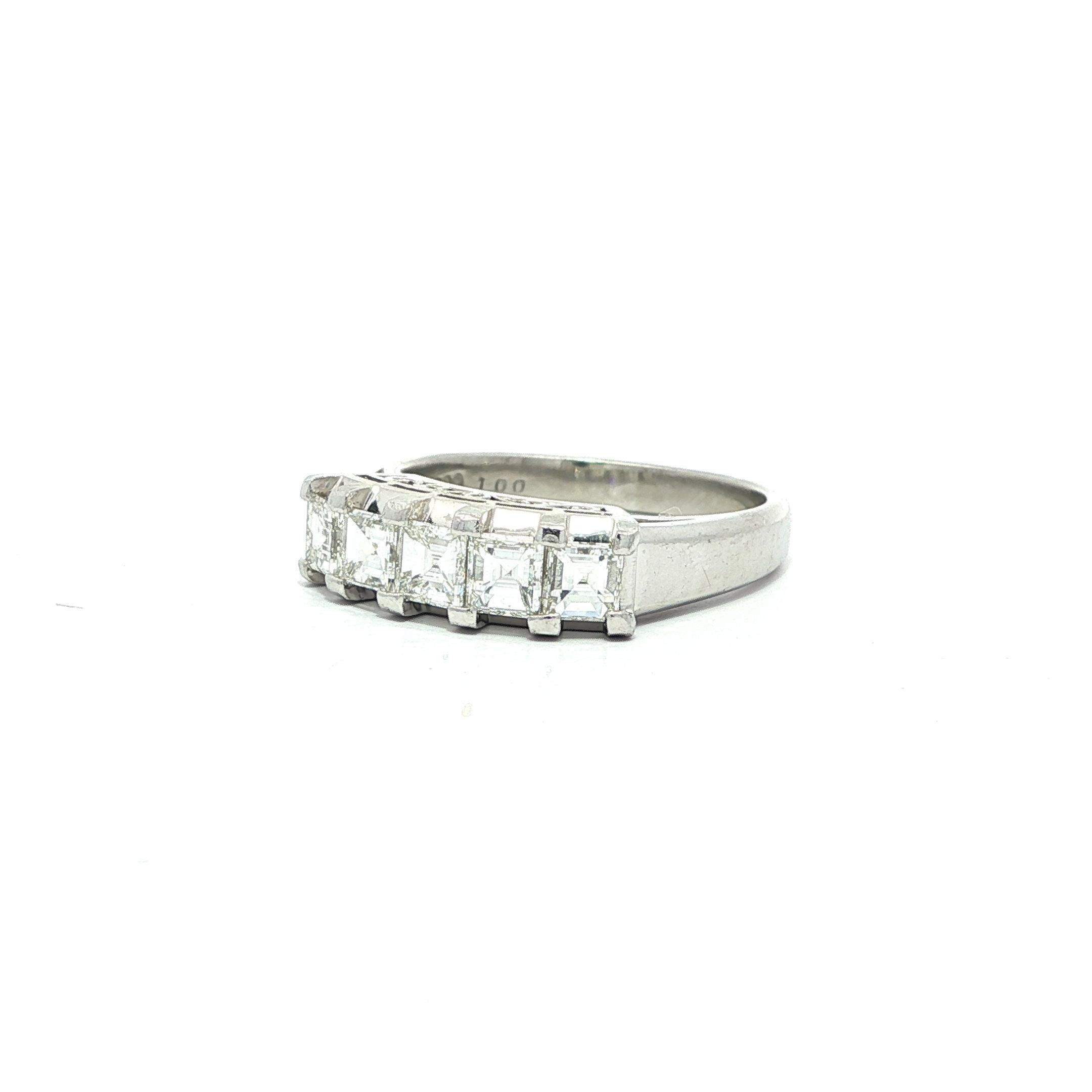 Anello vintage in platino da 1 ctw Carré Square Step Illusion Set con 5 pietre di diamante A. Stone in vendita 2
