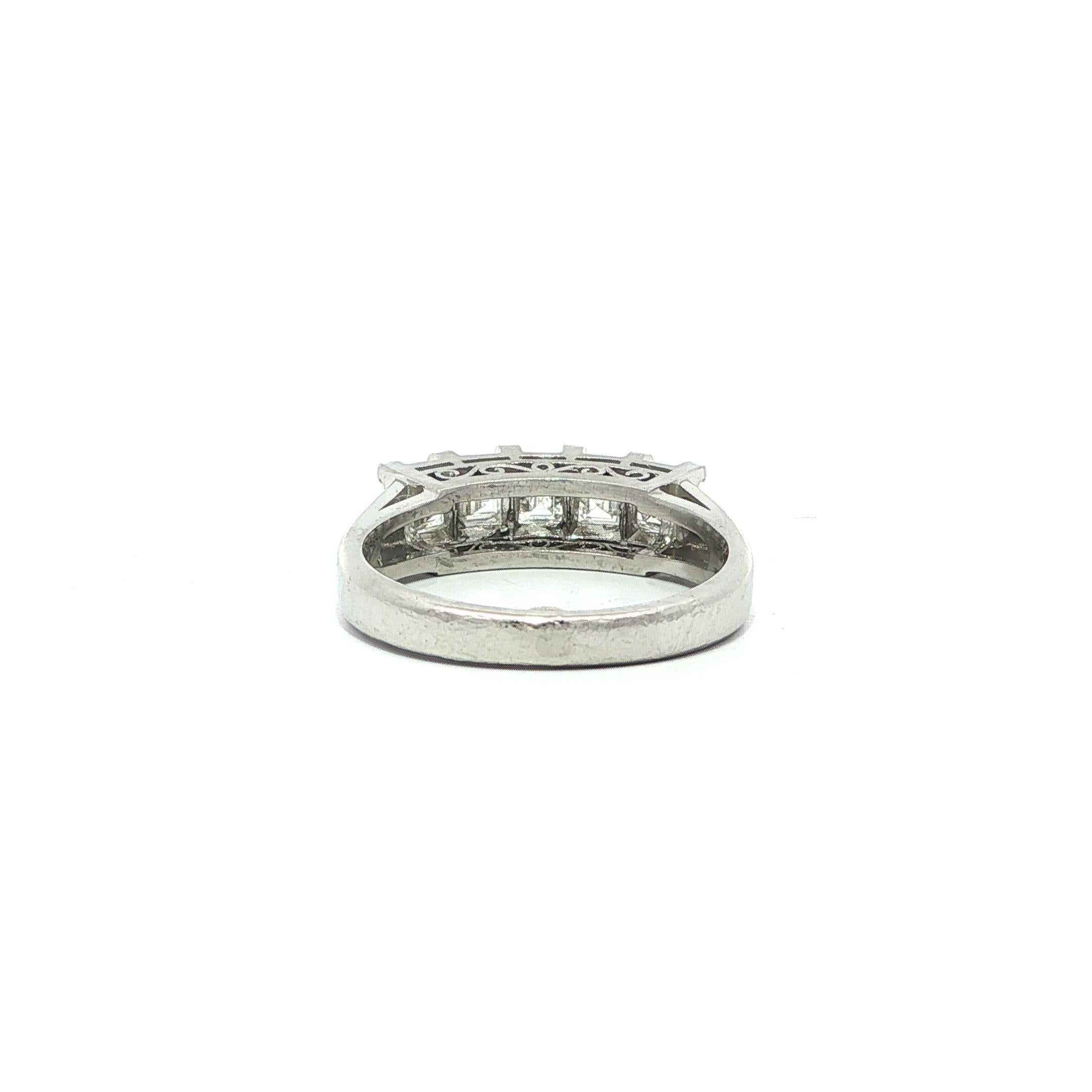 Anello vintage in platino da 1 ctw Carré Square Step Illusion Set con 5 pietre di diamante A. Stone in vendita 4
