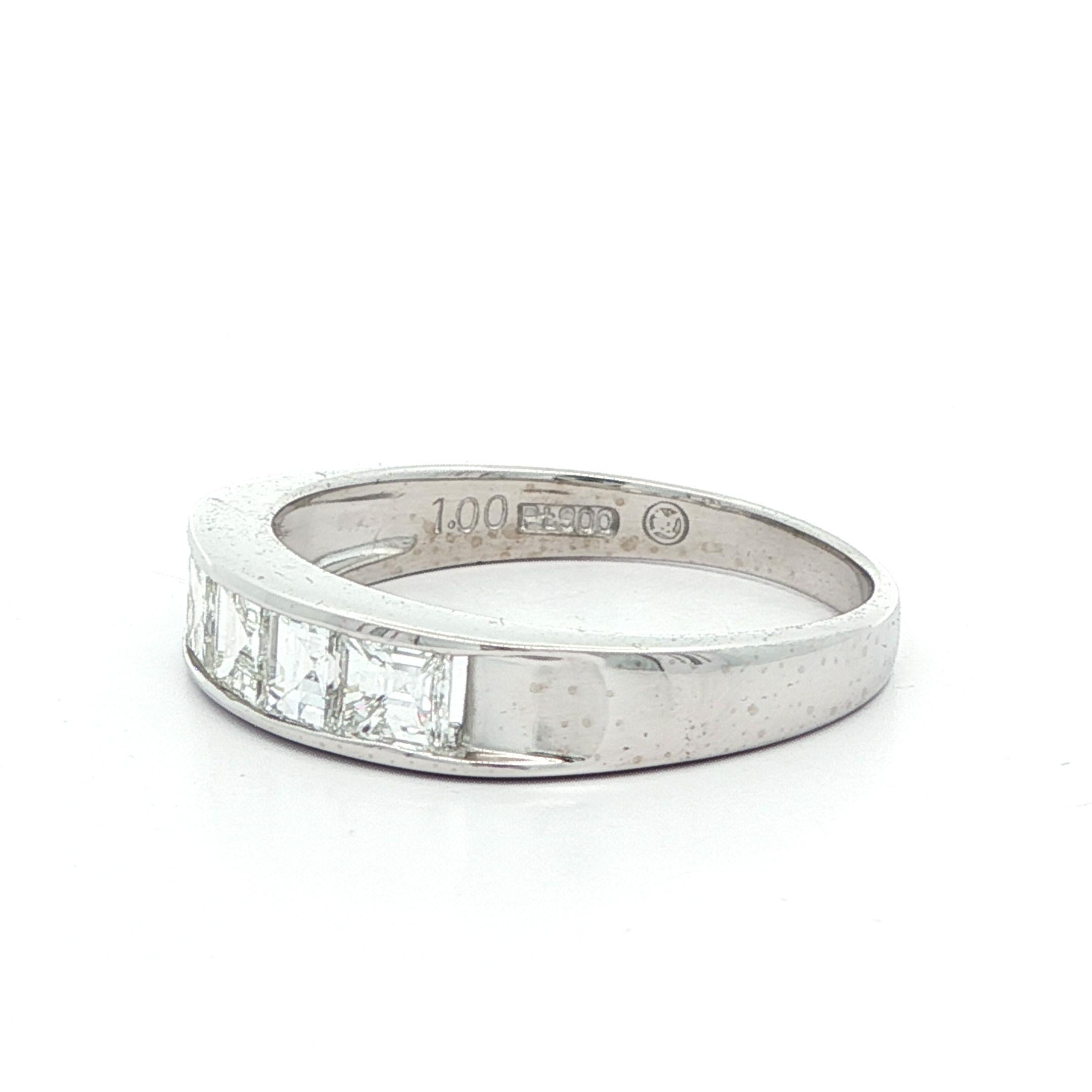 Vintage Platinum 1ctw Carré Step Cut VS Diamond Channel 5 Stone Band Ring For Sale 5