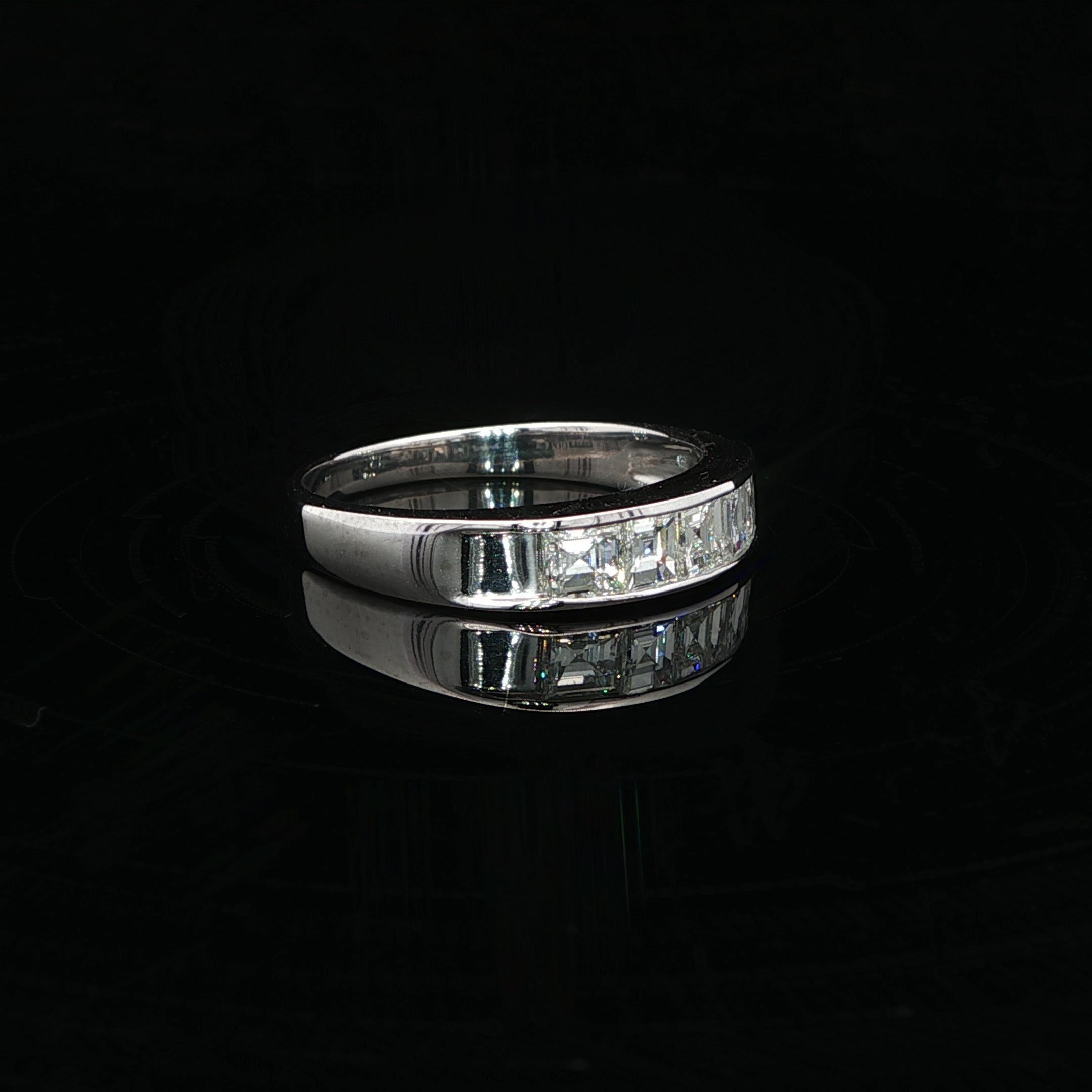 Vintage Platinum 1ctw Carré Step Cut VS Diamond Channel 5 Stone Band Ring For Sale 6