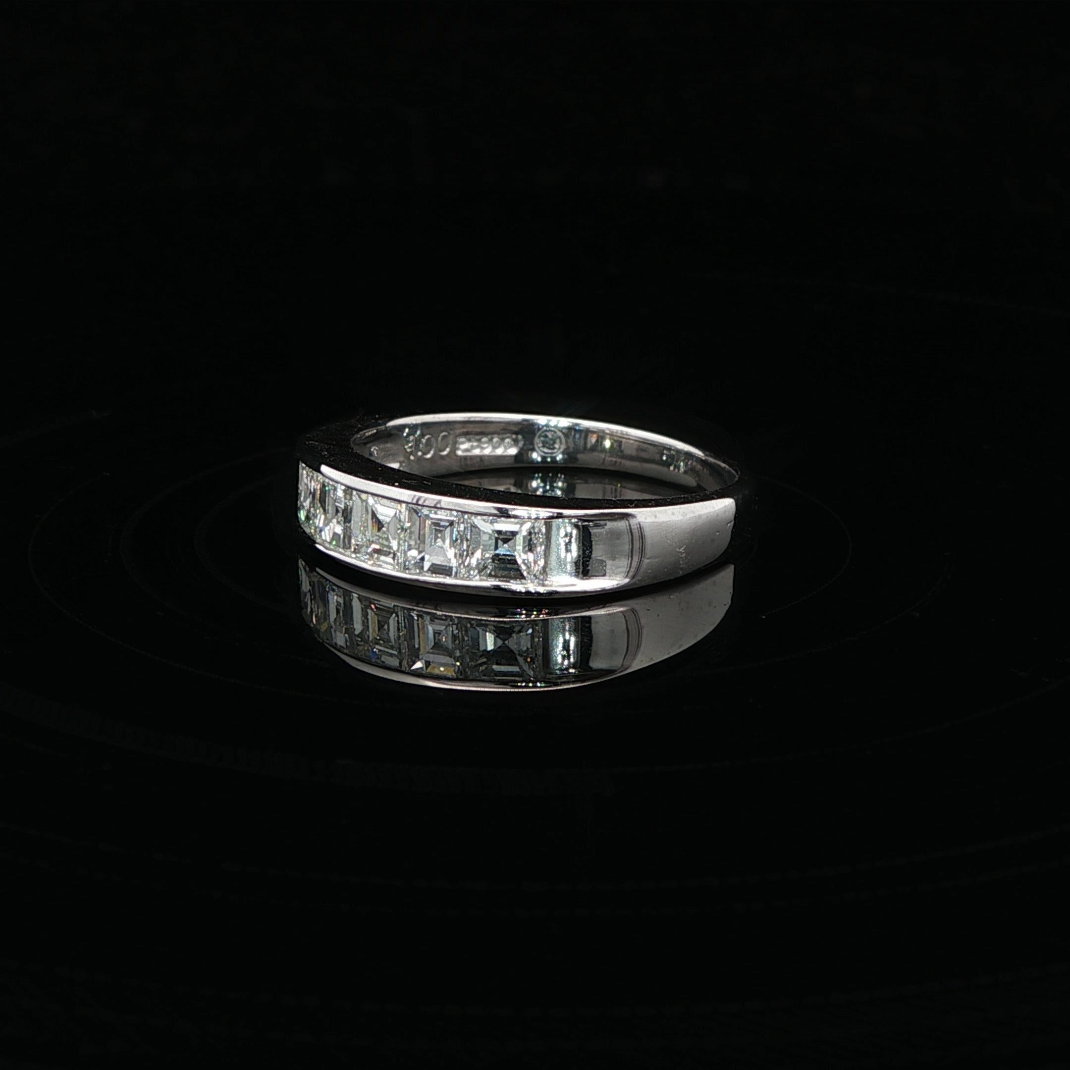 Vintage Platinum 1ctw Carré Step Cut VS Diamond Channel 5 Stone Band Ring For Sale 7