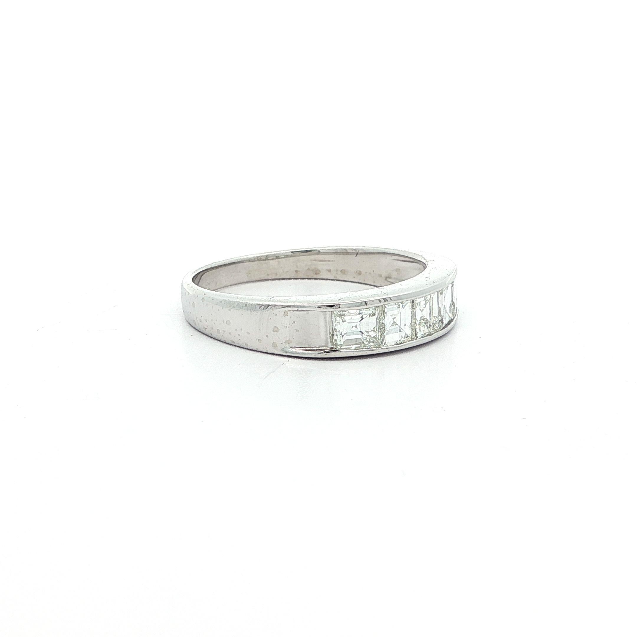 Vintage Platinum 1ctw Carré Step Cut VS Diamond Channel 5 Stone Band Ring For Sale 8