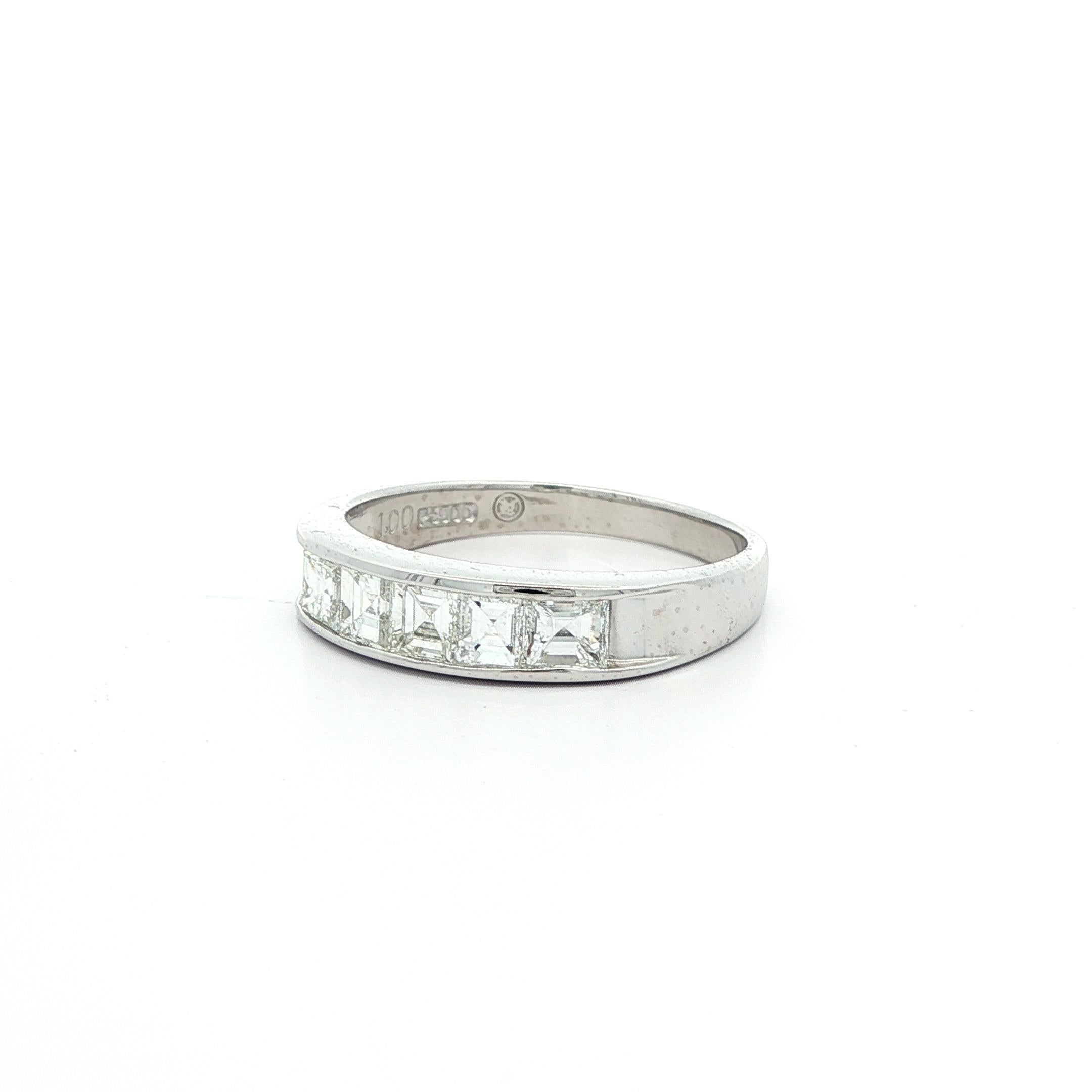 Vintage Platinum 1ctw Carré Step Cut VS Diamond Channel 5 Stone Band Ring In Excellent Condition For Sale In Montclair, NJ