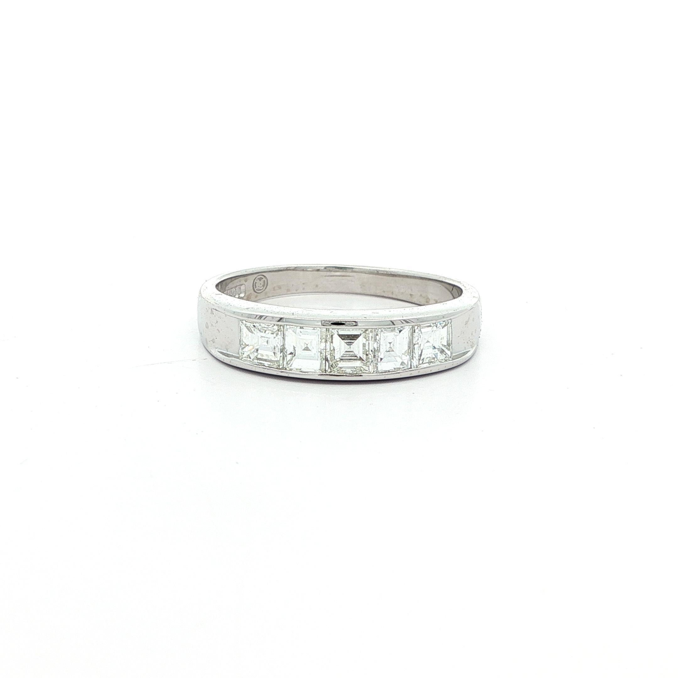 Women's Vintage Platinum 1ctw Carré Step Cut VS Diamond Channel 5 Stone Band Ring For Sale