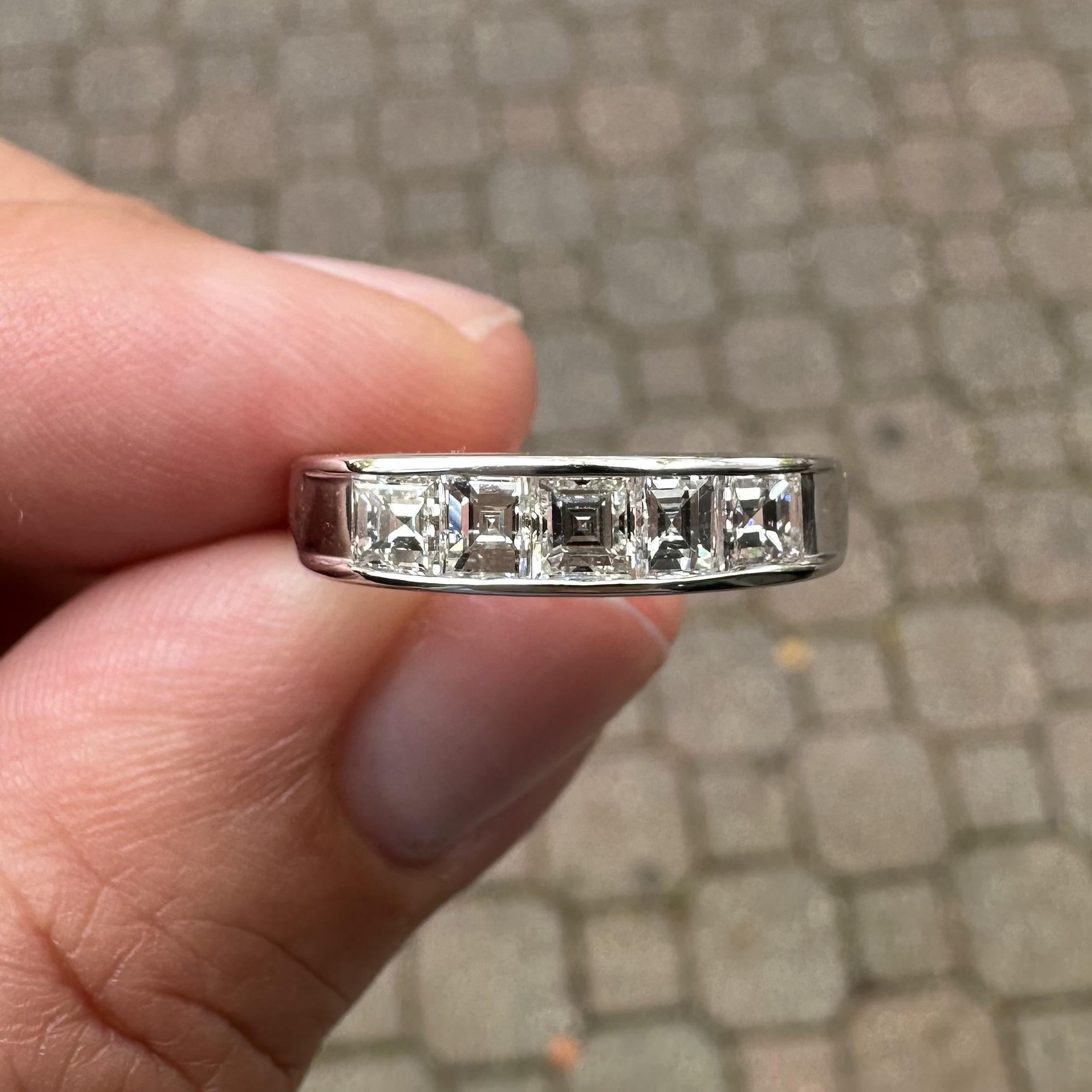 Vintage Platinum 1ctw Carré Step Cut VS Diamond Channel 5 Stone Band Ring For Sale 1