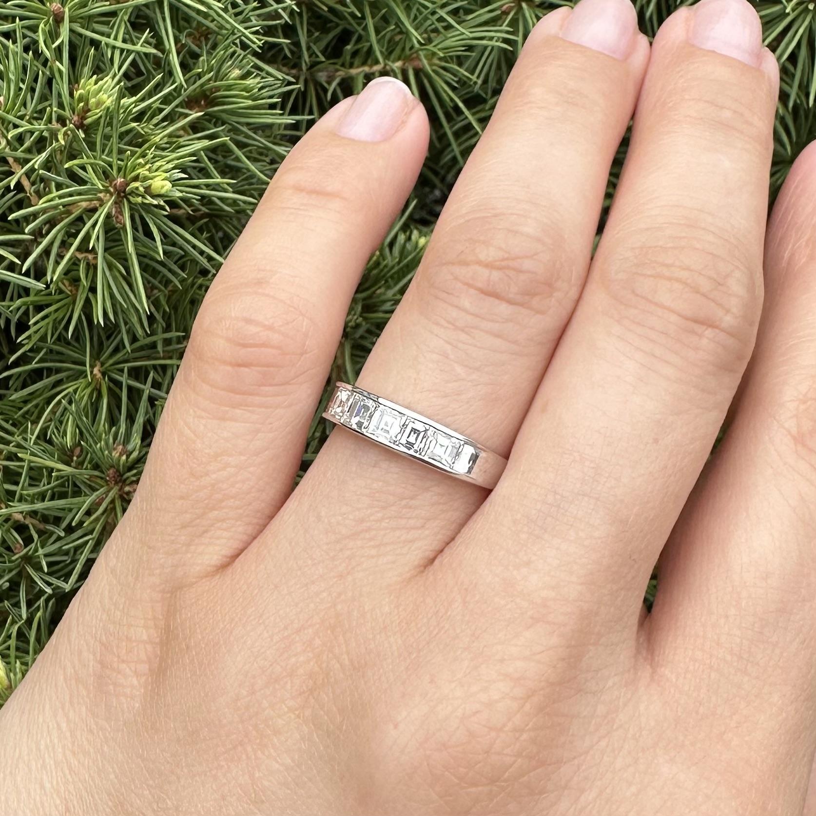 Vintage Platinum 1ctw Carré Step Cut VS Diamond Channel 5 Stone Band Ring For Sale 2