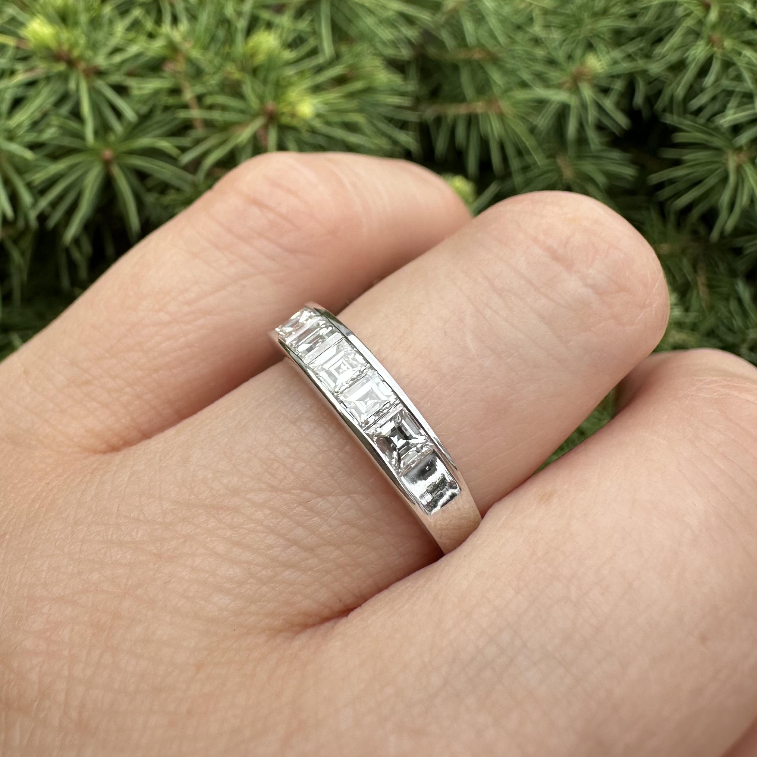 Vintage Platinum 1ctw Carré Step Cut VS Diamond Channel 5 Stone Band Ring For Sale 3