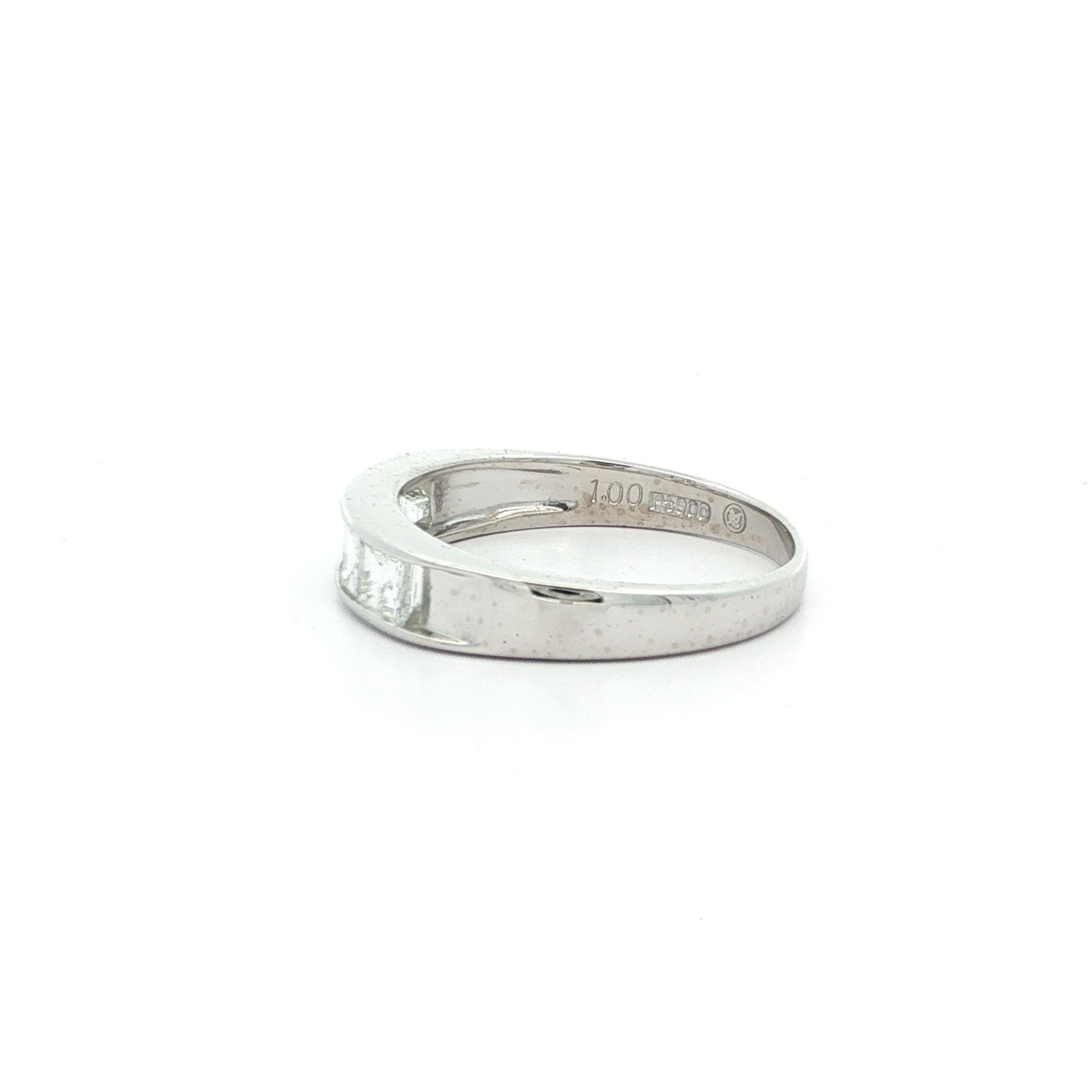 Vintage Platinum 1ctw Carré Step Cut VS Diamond Channel 5 Stone Band Ring For Sale 4