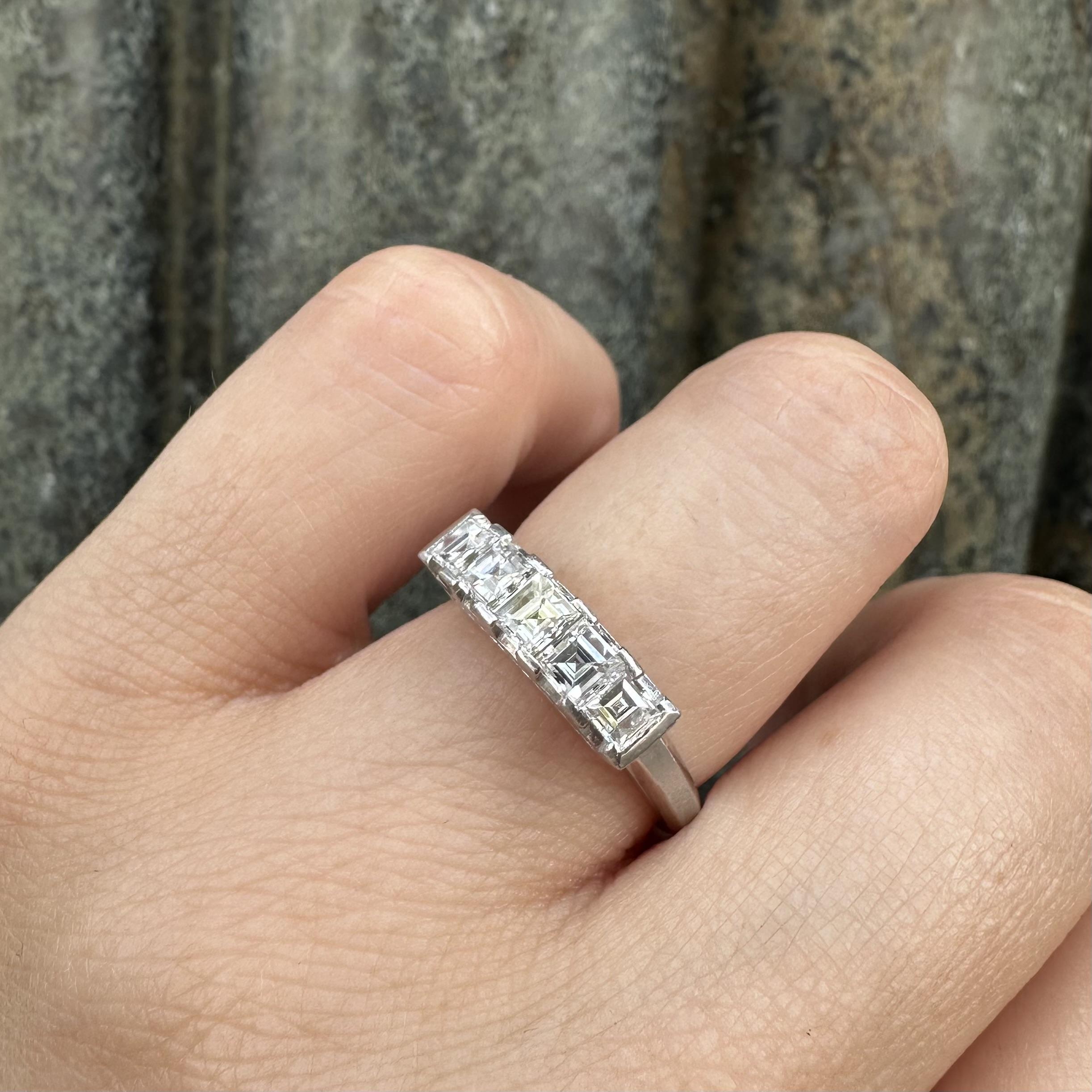 Vintage Platinum 1ctw Square Step Cut Carrs Diamond 5 Stone Band Ring (Carréeschliff) im Angebot