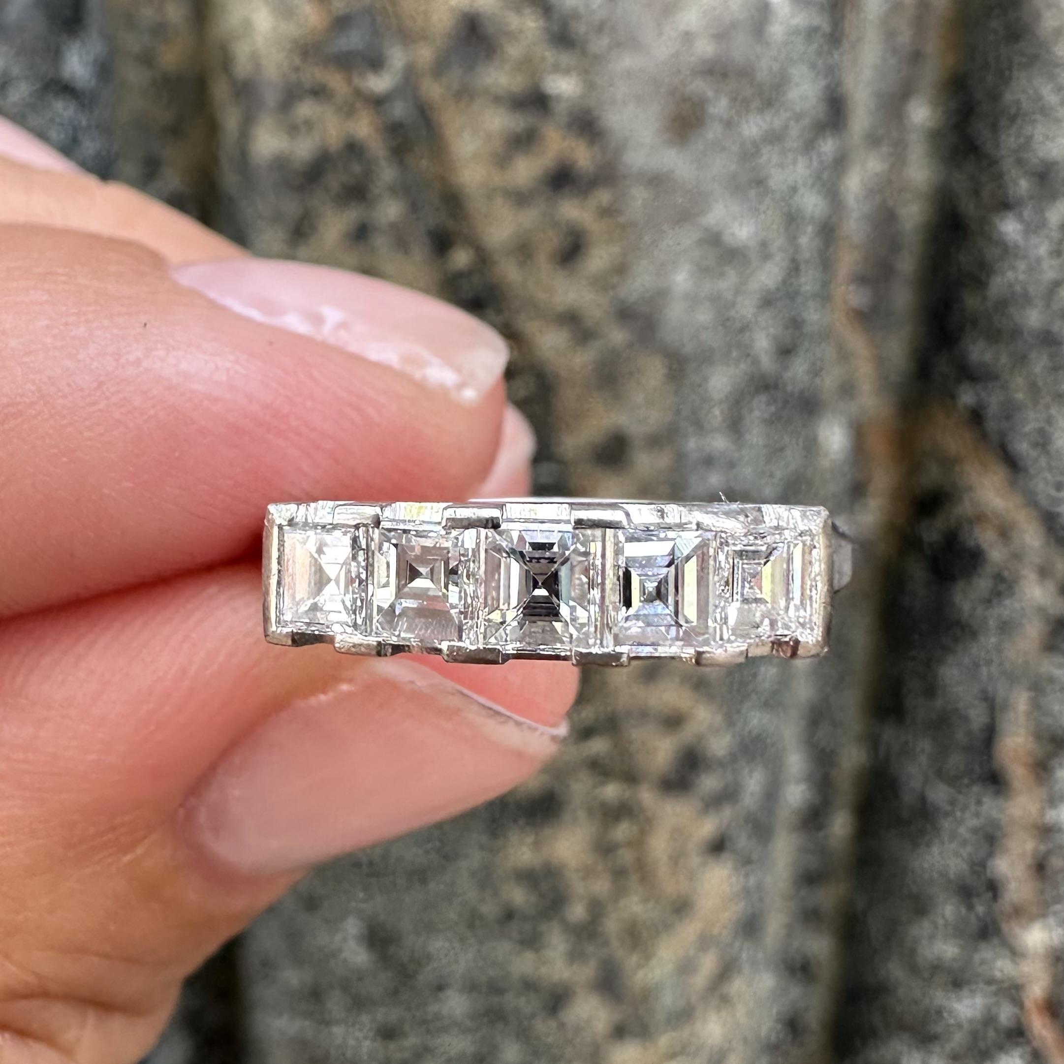Vintage Platinum 1ctw Square Step Cut Carrs Diamond 5 Stone Band Ring im Zustand „Hervorragend“ im Angebot in Montclair, NJ