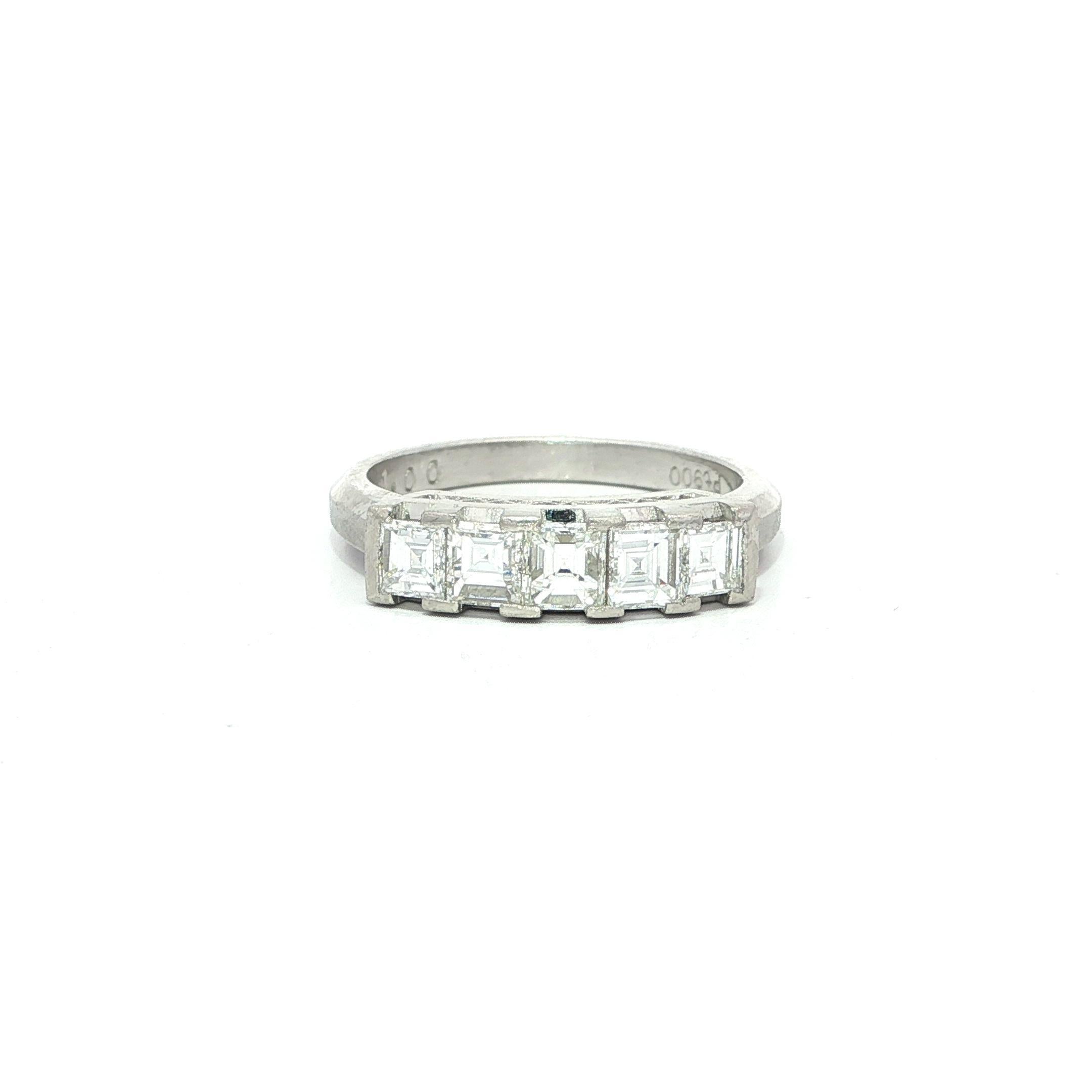 Vintage Platinum 1ctw Square Step Cut Carrs Diamond 5 Stone Band Ring im Angebot 1