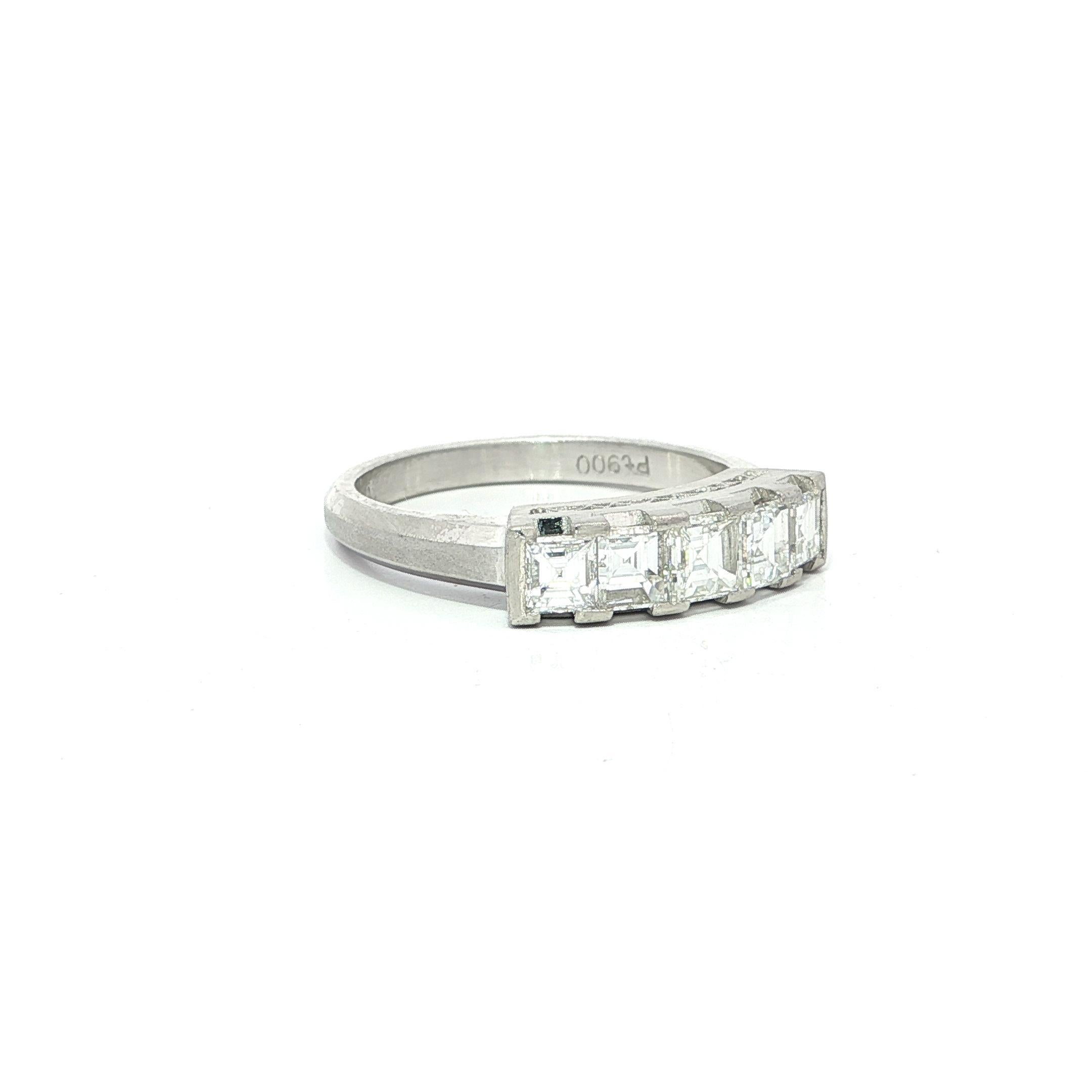 Vintage Platinum 1ctw Square Step Cut Carrs Diamond 5 Stone Band Ring im Angebot 2