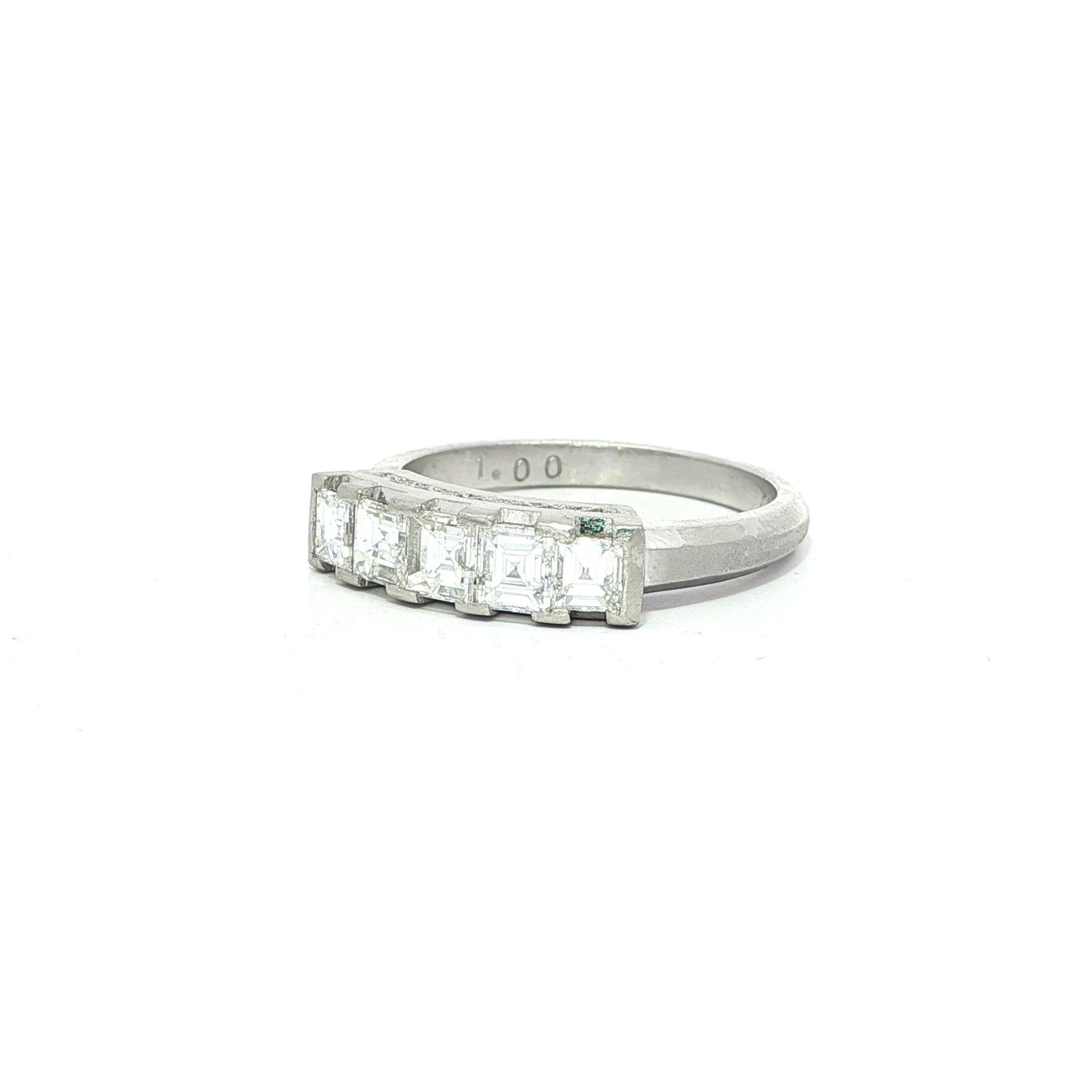 Vintage Platinum 1ctw Square Step Cut Carrs Diamond 5 Stone Band Ring im Angebot 3