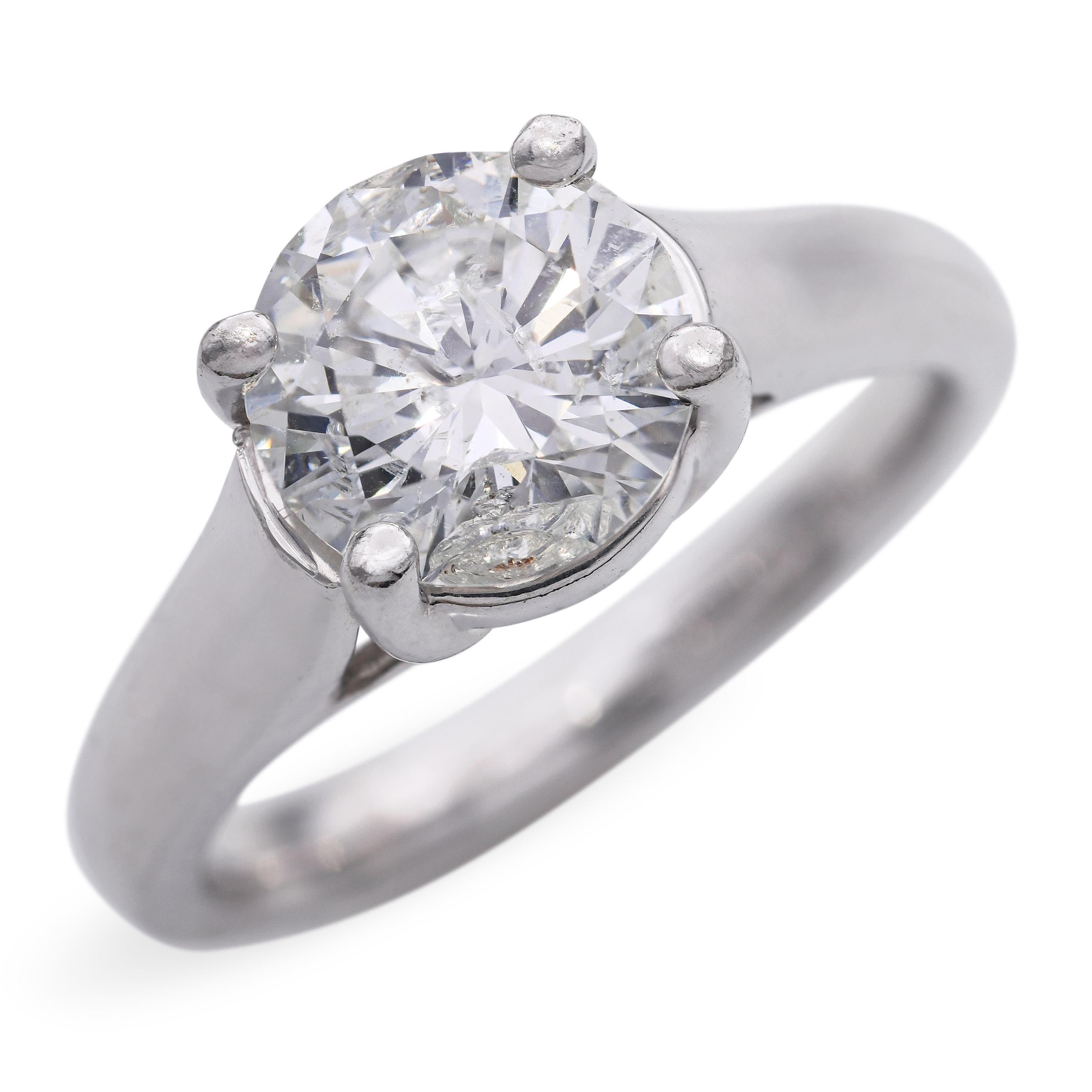 Dieser Solitärring im Vintage-Stil ist in zeitloses Platin gefasst und präsentiert einen bedeutenden Diamanten im Altschliff von 2,03 ct. mit einer Farbe von J-K und einer Reinheit von I2. Trotz seiner Einschlüsse besticht der Stein durch seine