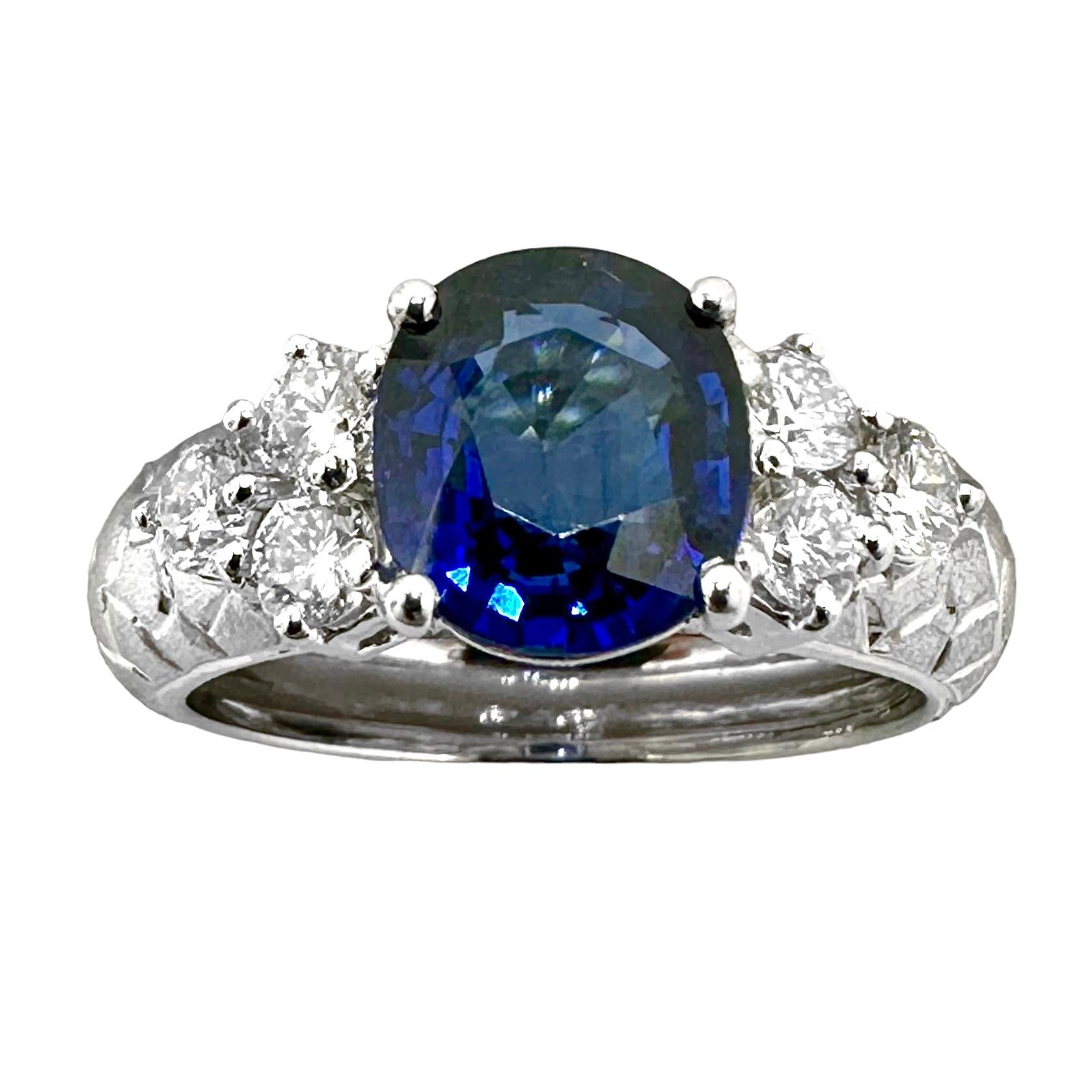 Dieser gut konstruierte Platinring im Vintage-Stil ist mit einem ovalen, facettierten blauen Saphir mit einem Gewicht von genau 2,33 ct besetzt, flankiert von sechs Diamanten im Brillantschliff mit einem Gesamtgewicht von 0,55 ct, Farbe G und