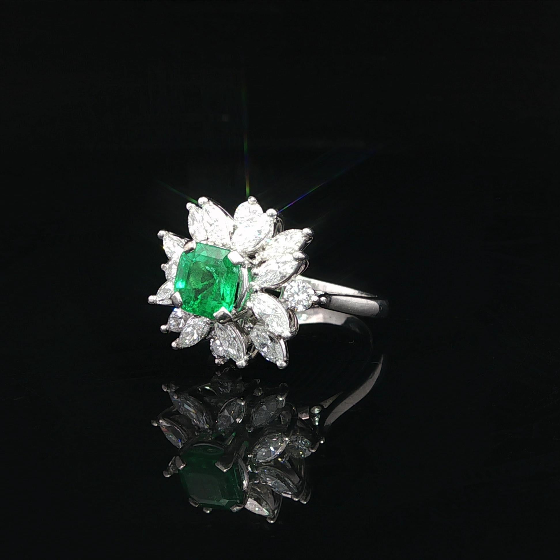 Anello vintage in platino da 2,40 carati con smeraldo verde vivo e diamante marquise a spruzzo in vendita 5