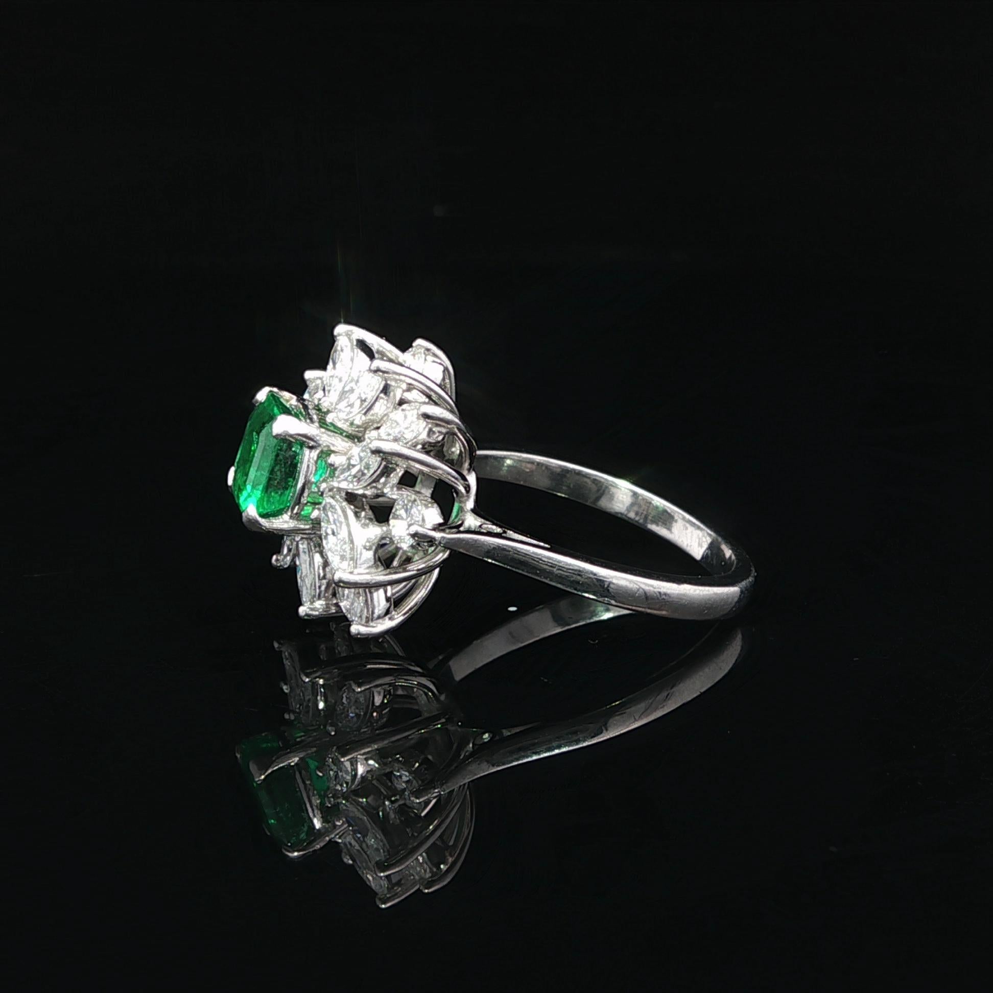 Anello vintage in platino da 2,40 carati con smeraldo verde vivo e diamante marquise a spruzzo in vendita 6