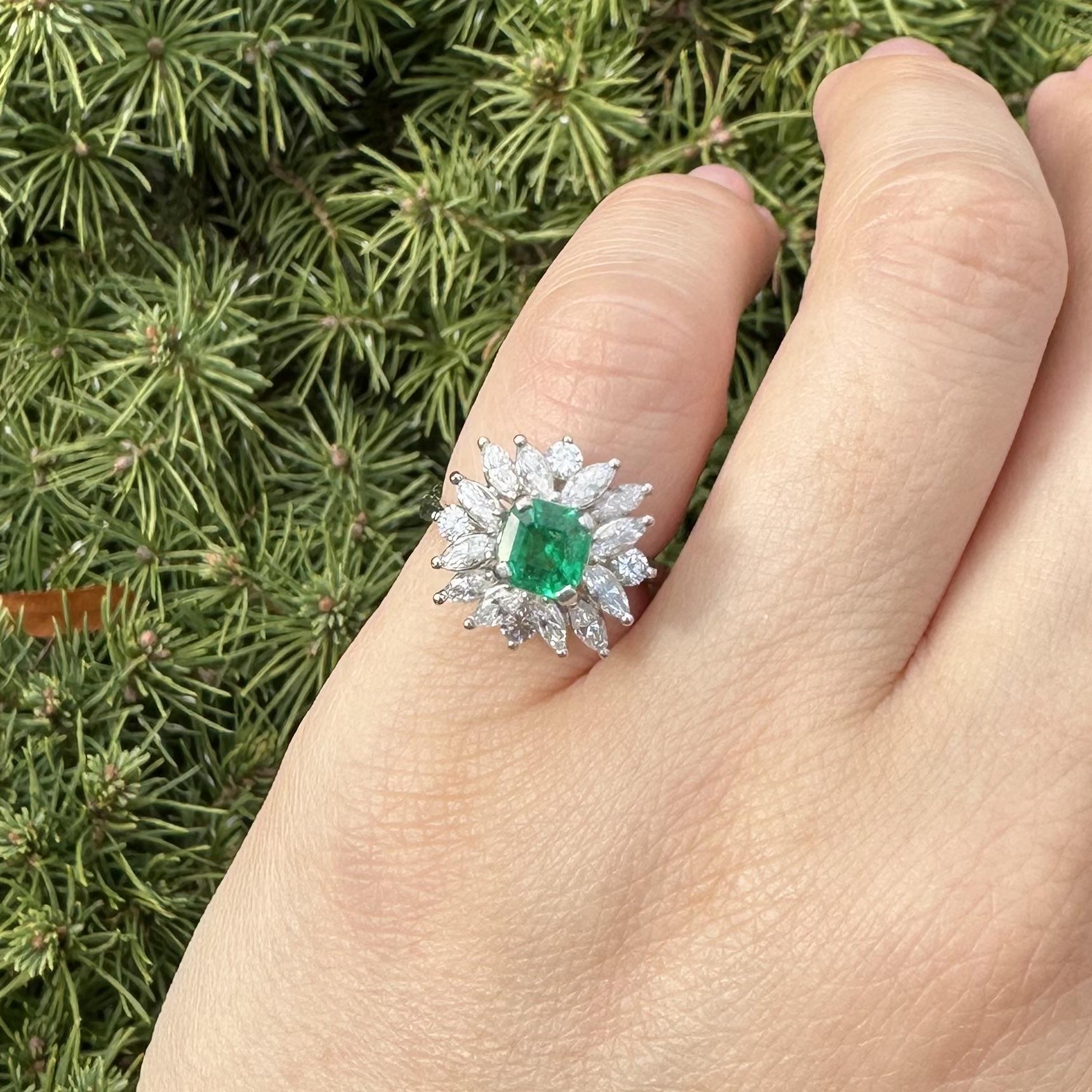 Anello vintage in platino da 2,40 carati con smeraldo verde vivo e diamante marquise a spruzzo in vendita 8