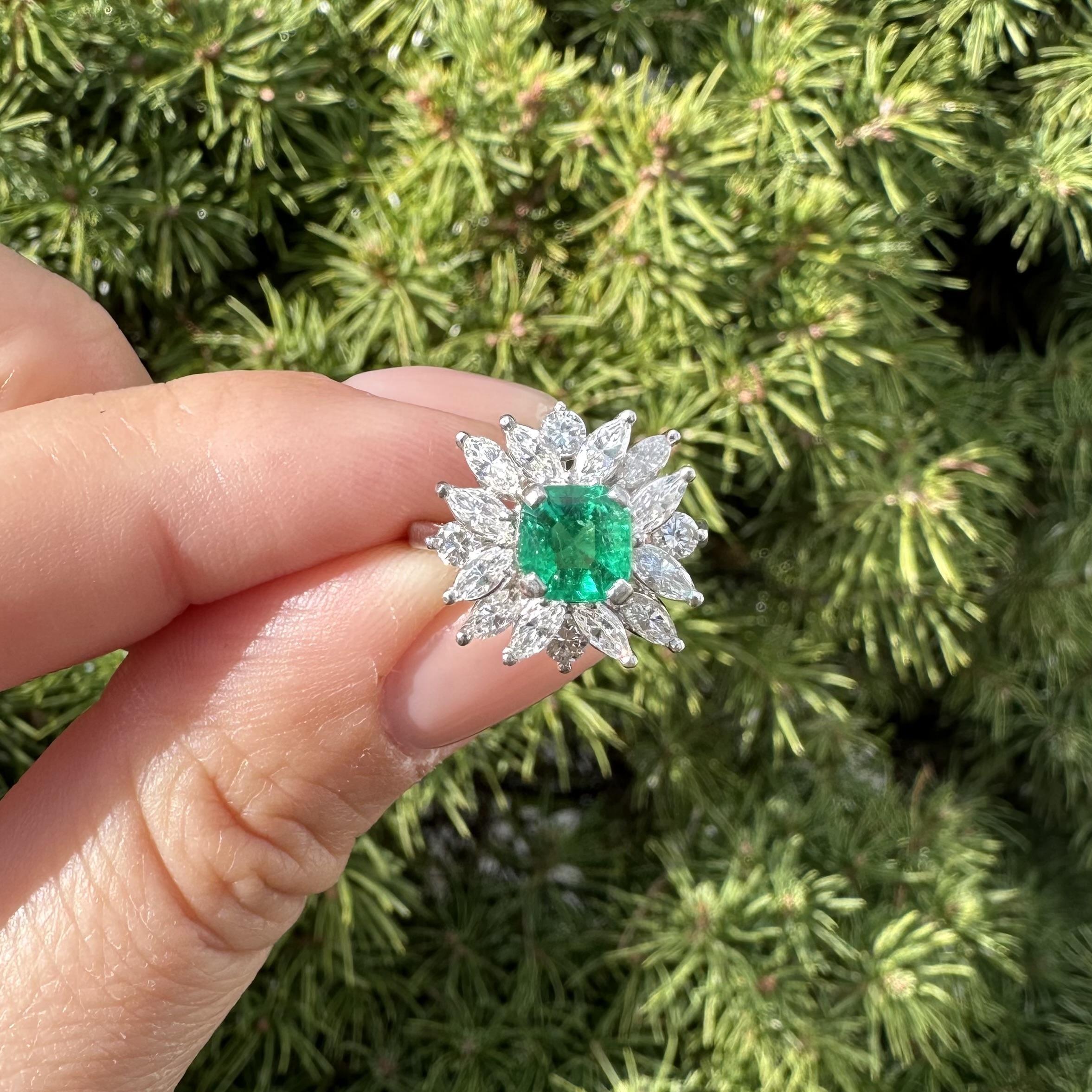 Anello vintage in platino da 2,40 carati con smeraldo verde vivo e diamante marquise a spruzzo in vendita 9