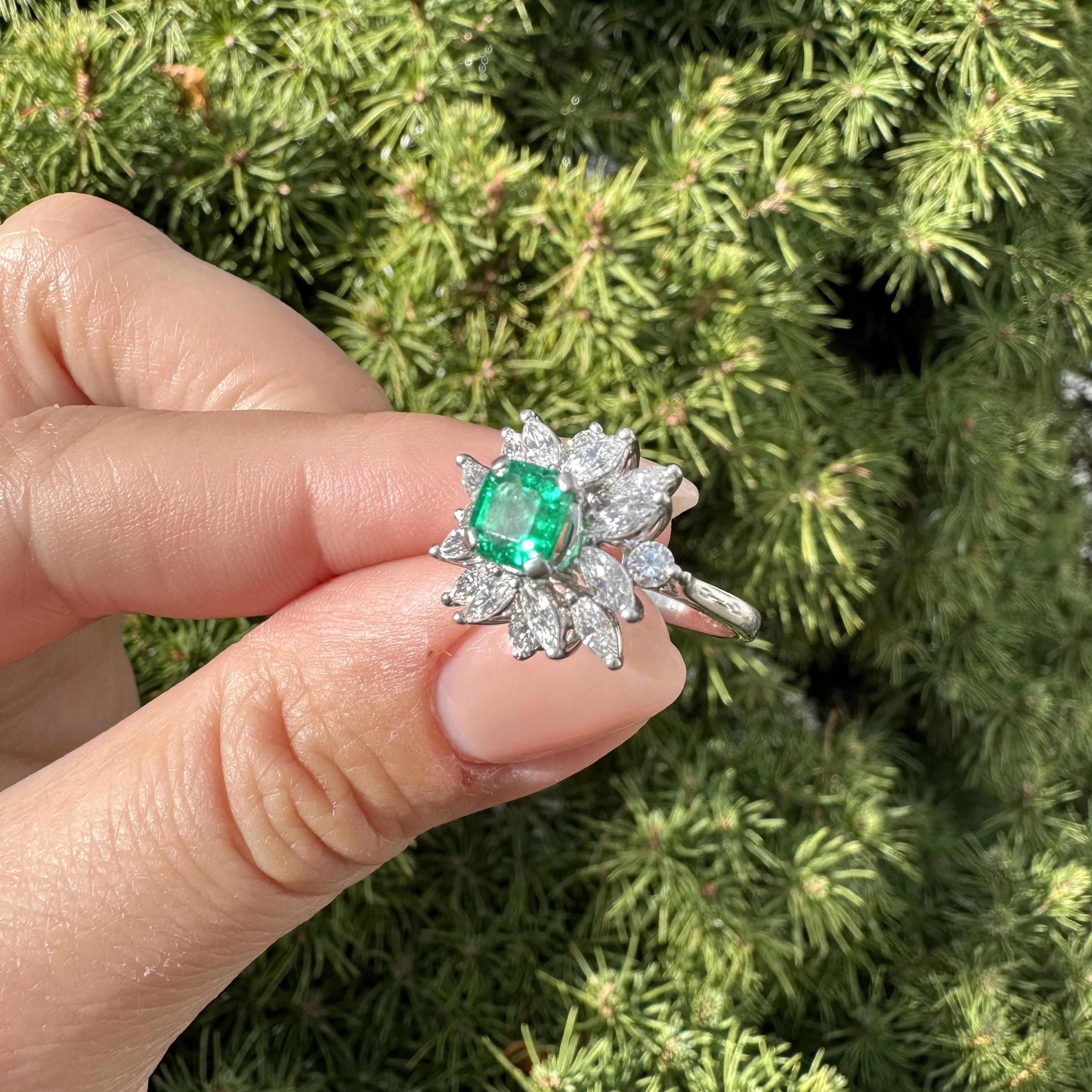 Anello vintage in platino da 2,40 carati con smeraldo verde vivo e diamante marquise a spruzzo in vendita 10