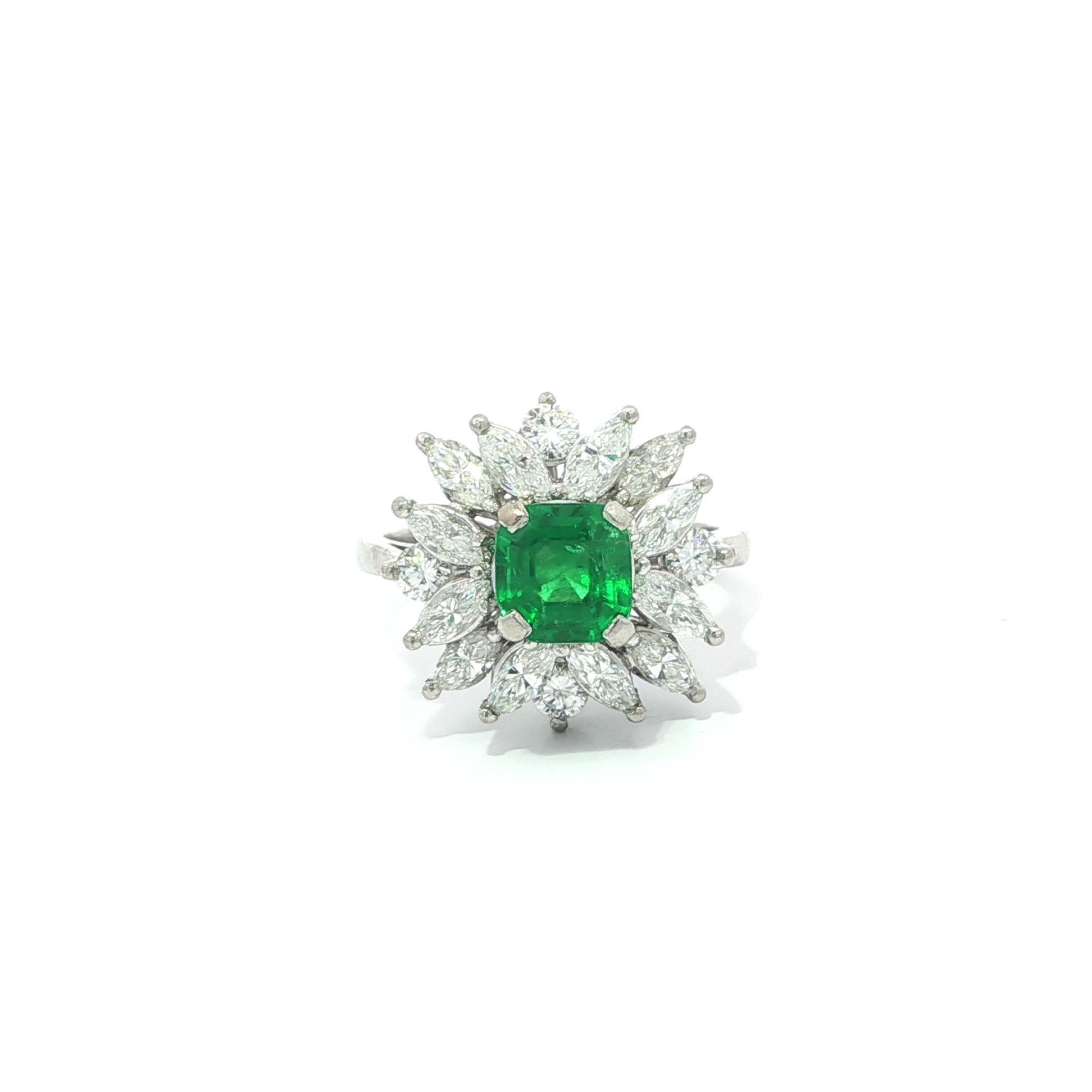 --Pietre: --
(1) Smeraldo naturale autentico - taglio smeraldo - incastonato - colore Greene & Greene - 5,5x5,7mm - 1ct (circa)
(16) Diamanti naturali autentici - 12 Marquise e 4 rotondi taglio Brilliante - Incastonati - Diamanti bianchi brillanti
