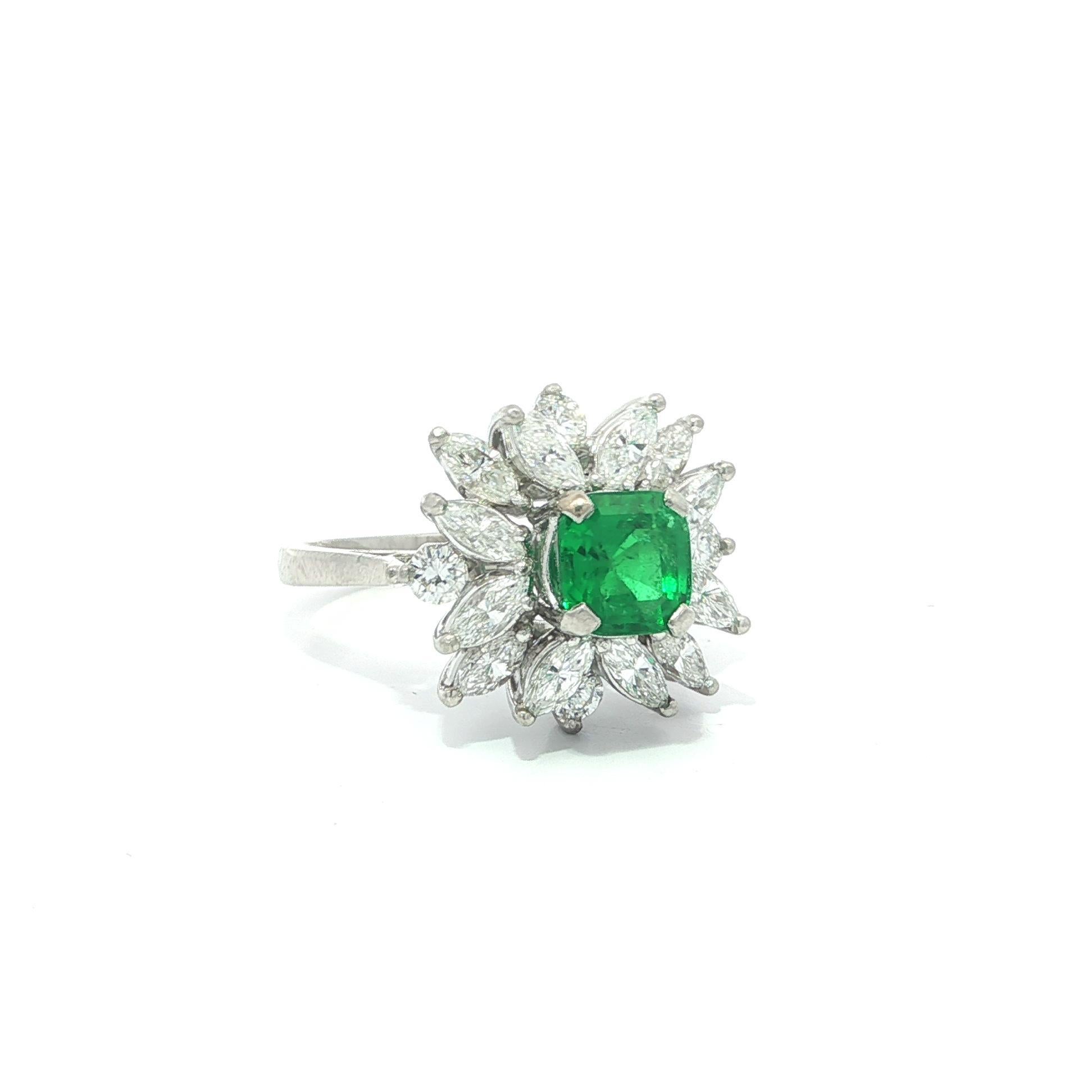 Taglio smeraldo Anello vintage in platino da 2,40 carati con smeraldo verde vivo e diamante marquise a spruzzo in vendita