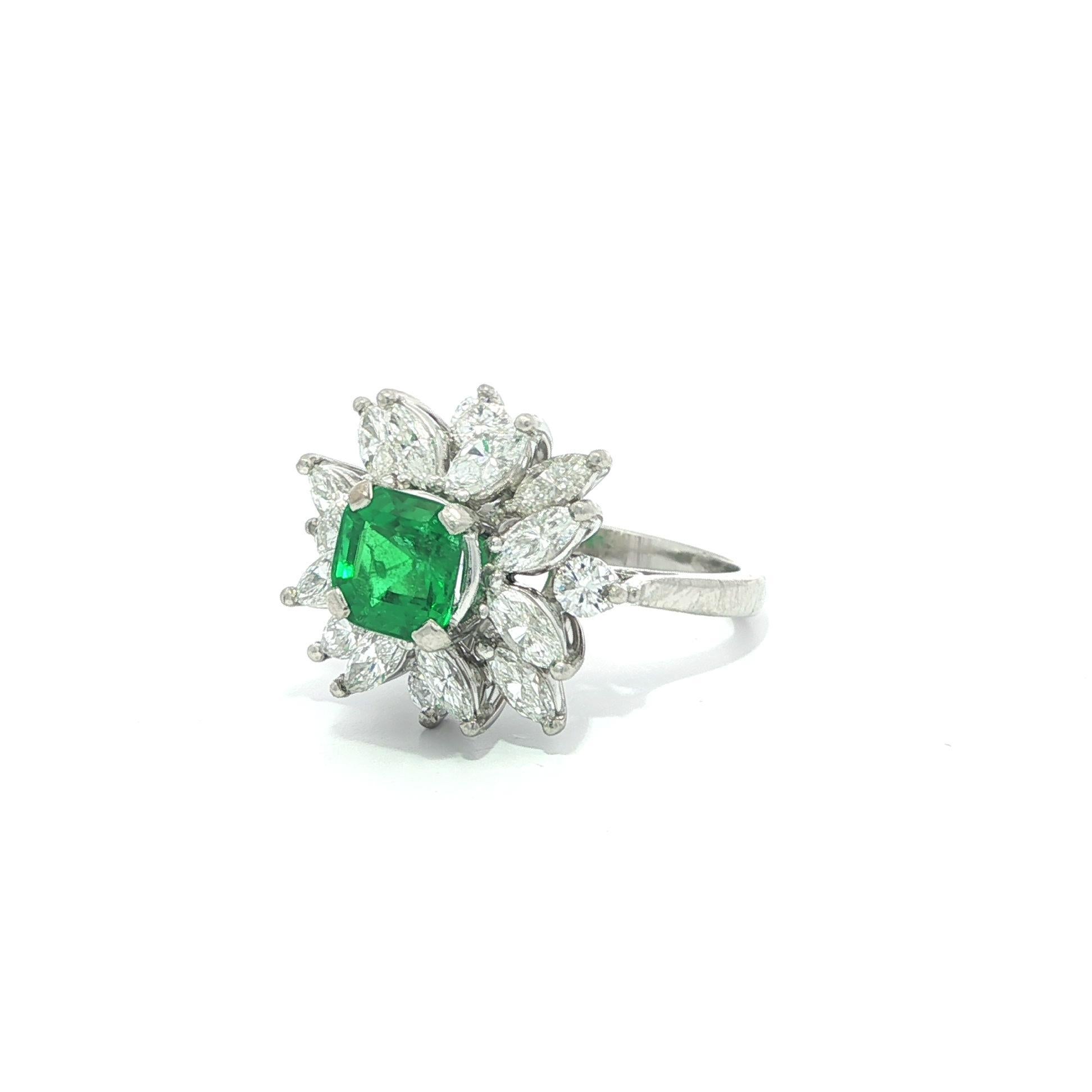 Anello vintage in platino da 2,40 carati con smeraldo verde vivo e diamante marquise a spruzzo In condizioni buone in vendita a Montclair, NJ