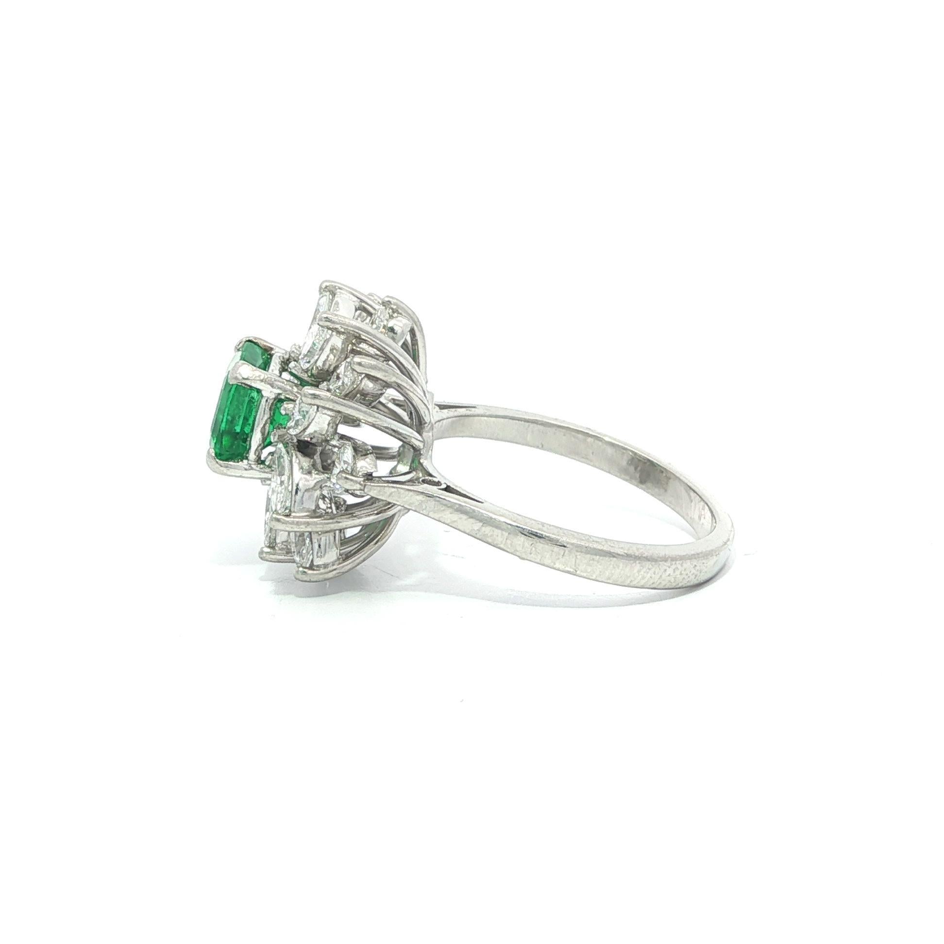 Donna Anello vintage in platino da 2,40 carati con smeraldo verde vivo e diamante marquise a spruzzo in vendita