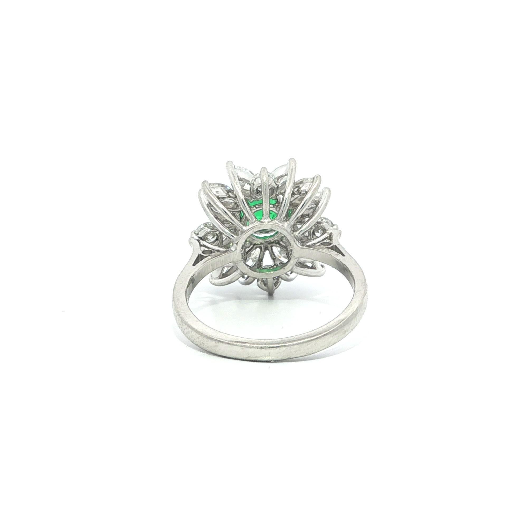 Anello vintage in platino da 2,40 carati con smeraldo verde vivo e diamante marquise a spruzzo in vendita 1